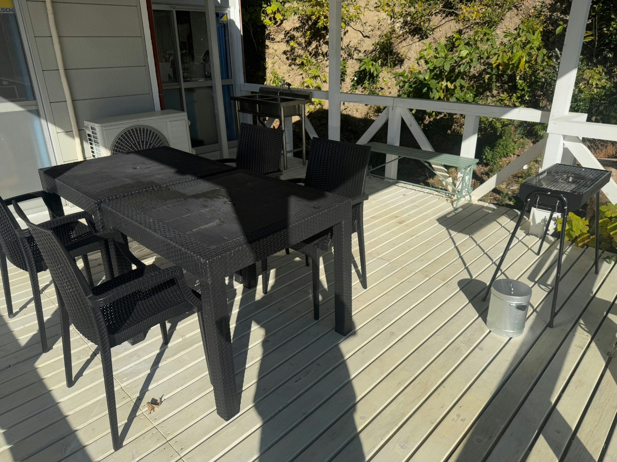 広いデッキでゆったりBBQ!静かな環境でゆっくり過ごせます。