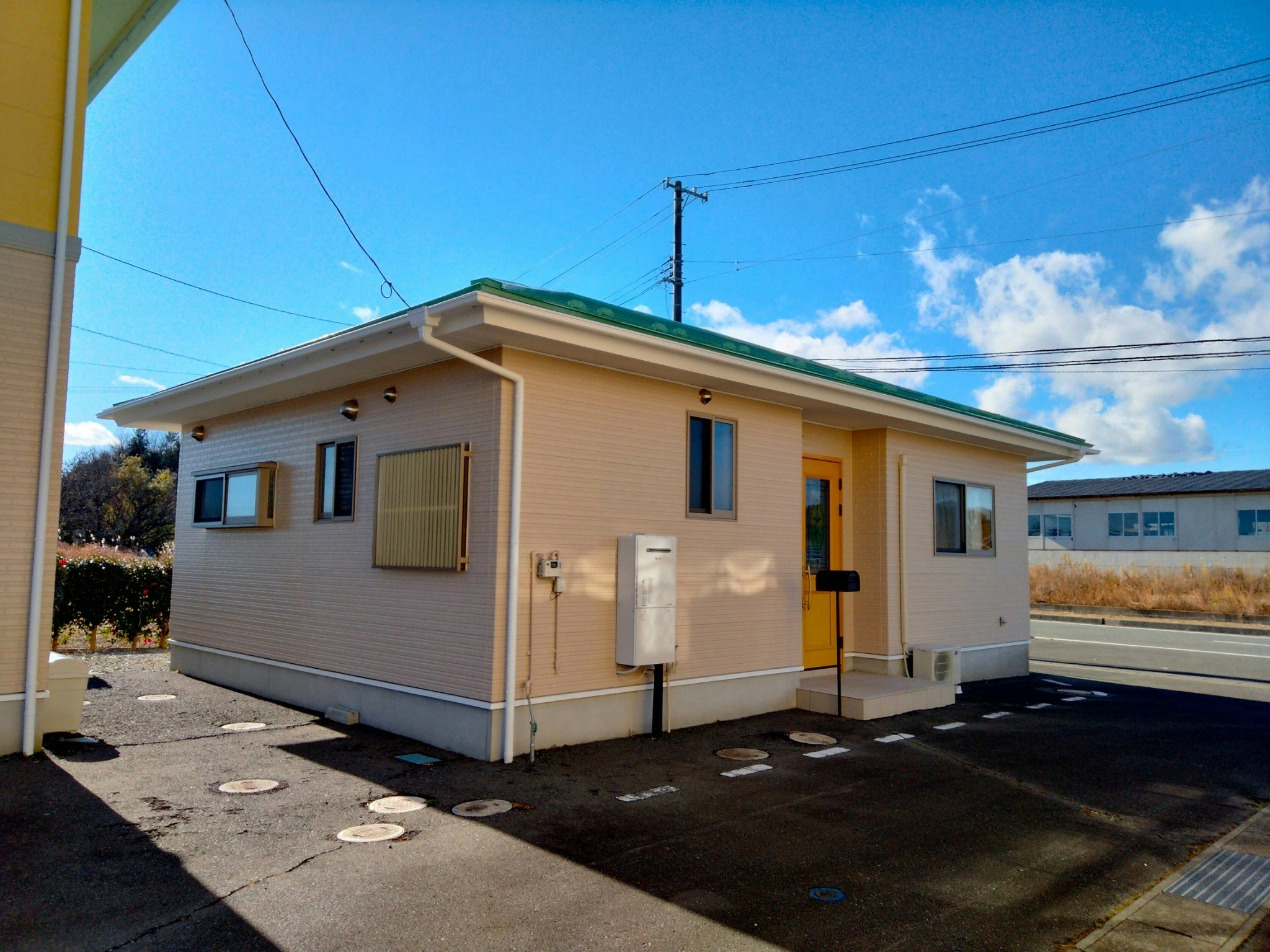 【洋室】リビングダイニングと  ワークスペースを仕切って  テレワークや長期滞在にも最適