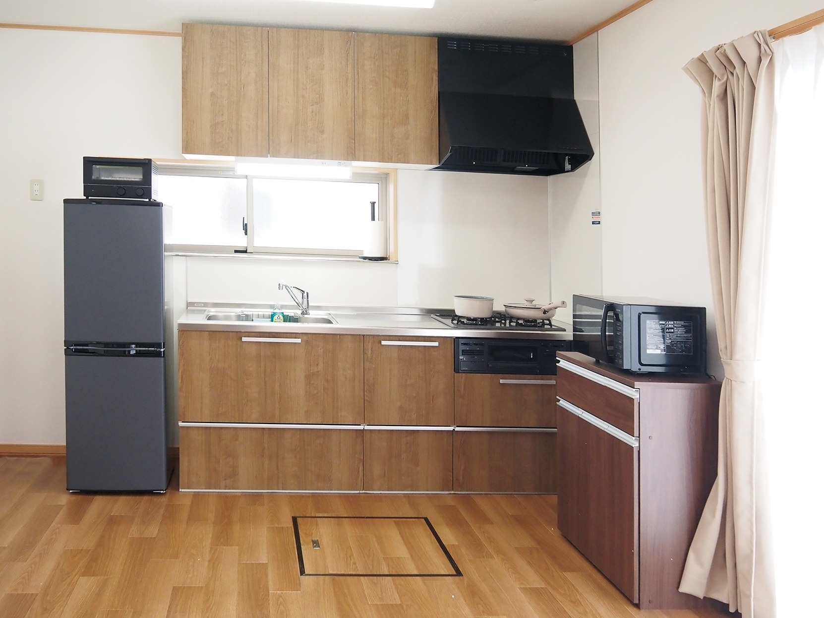 【洋室】リビングダイニングと  ワークスペースを仕切って  テレワークや長期滞在にも最適