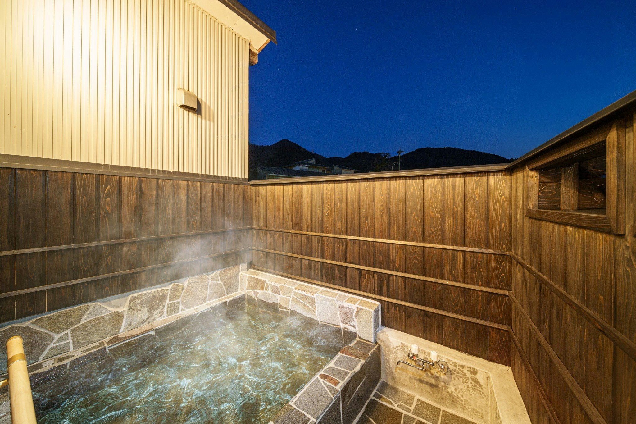 湯布院 宙 2人で余裕で入れちゃう広々露天風呂付き1軒家。