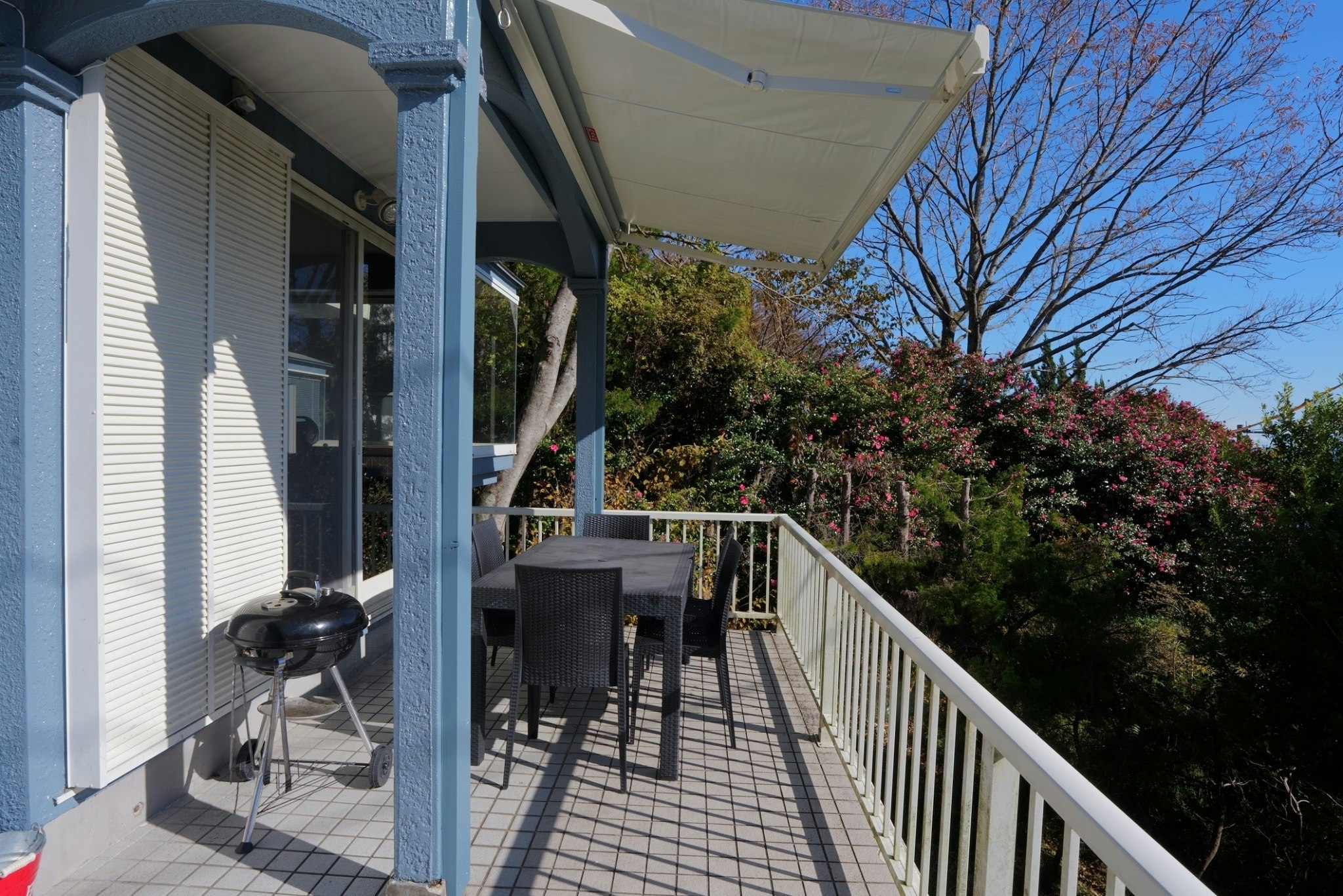 そろそろ河津桜。天城山系からムーンロードを一望。オーニング付きBBQテラス。サウナ・囲炉裏・温泉