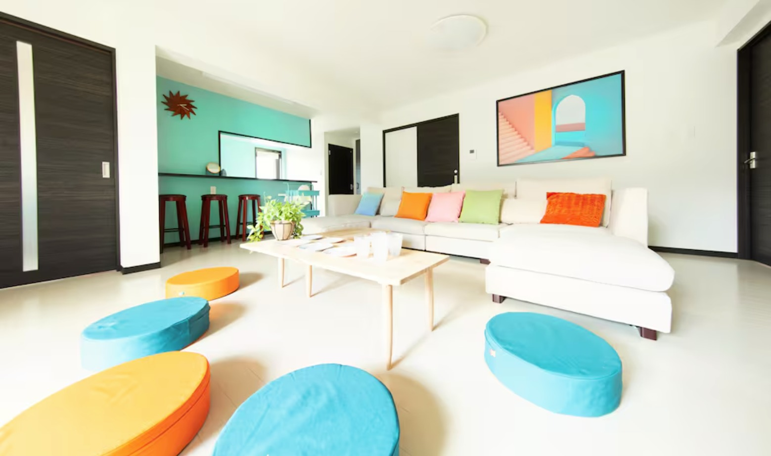 3LDK 広々リビング!|空港・ビーチから車で10分|最大15名OK|別荘気分でくつろげる!