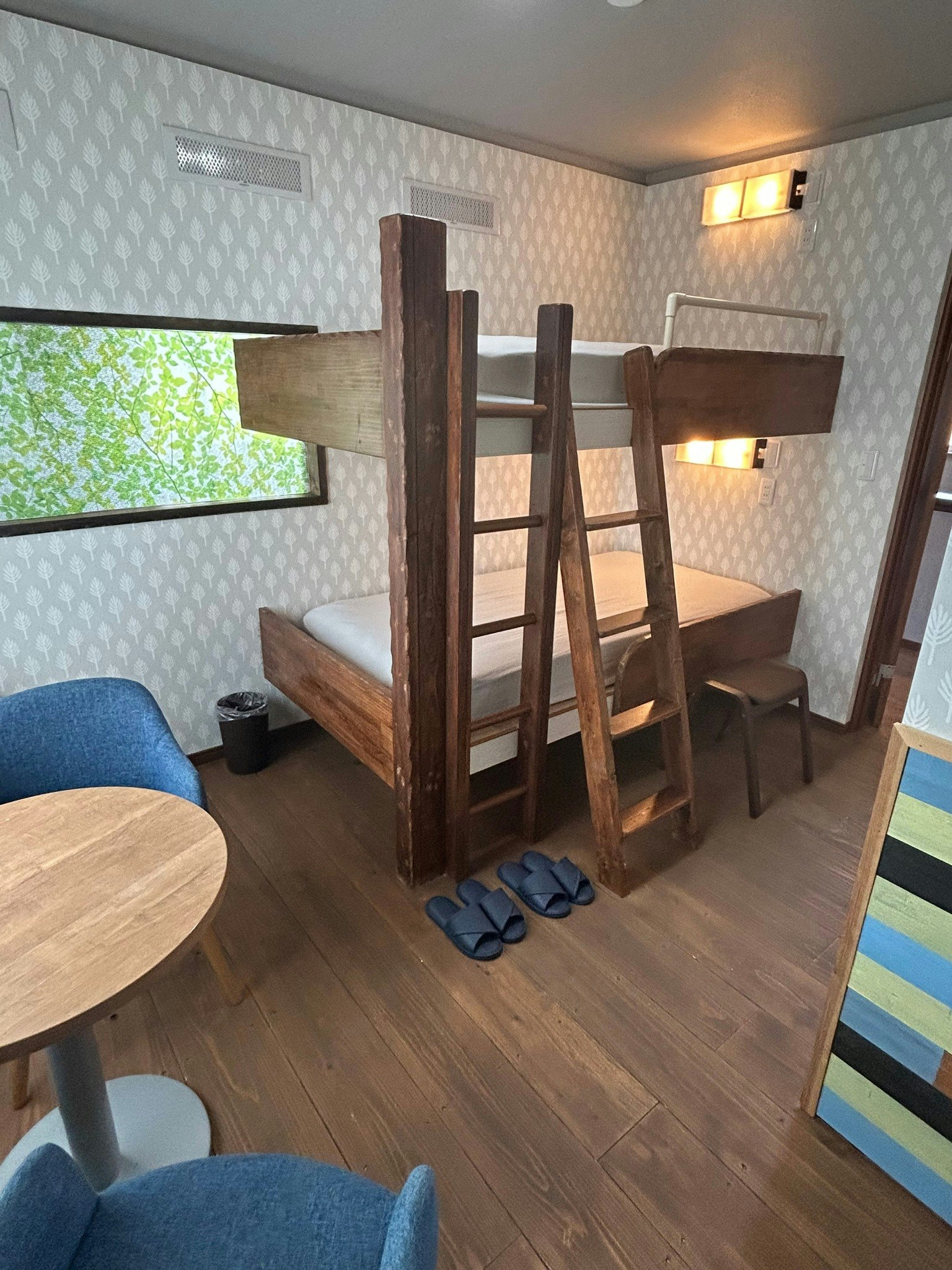 2階/ゆったり鍵付き完全個室/1~2名利用☆2段ベッド+冷蔵庫・テーブルセット付