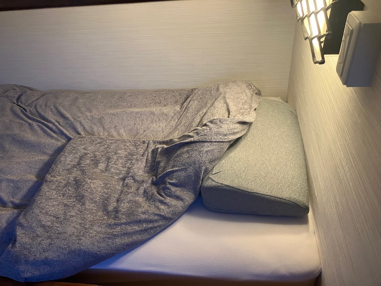 2階/ゆったり鍵付き完全個室/1~2名利用☆2段ベッド+冷蔵庫・テーブルセット付