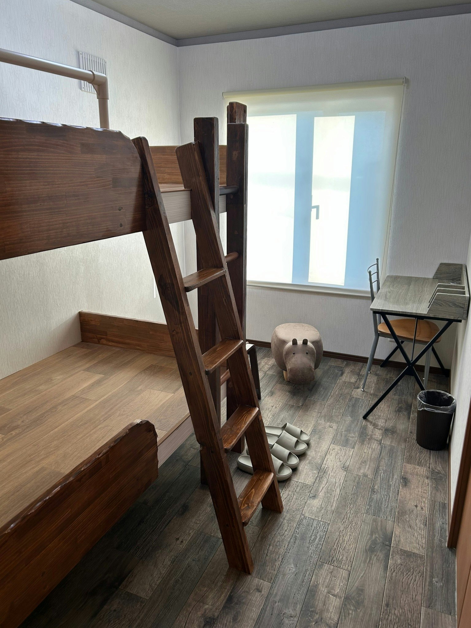 2階/ゆったり鍵付き完全個室/1~2名利用☆2段ベッド+冷蔵庫・テーブルセット付