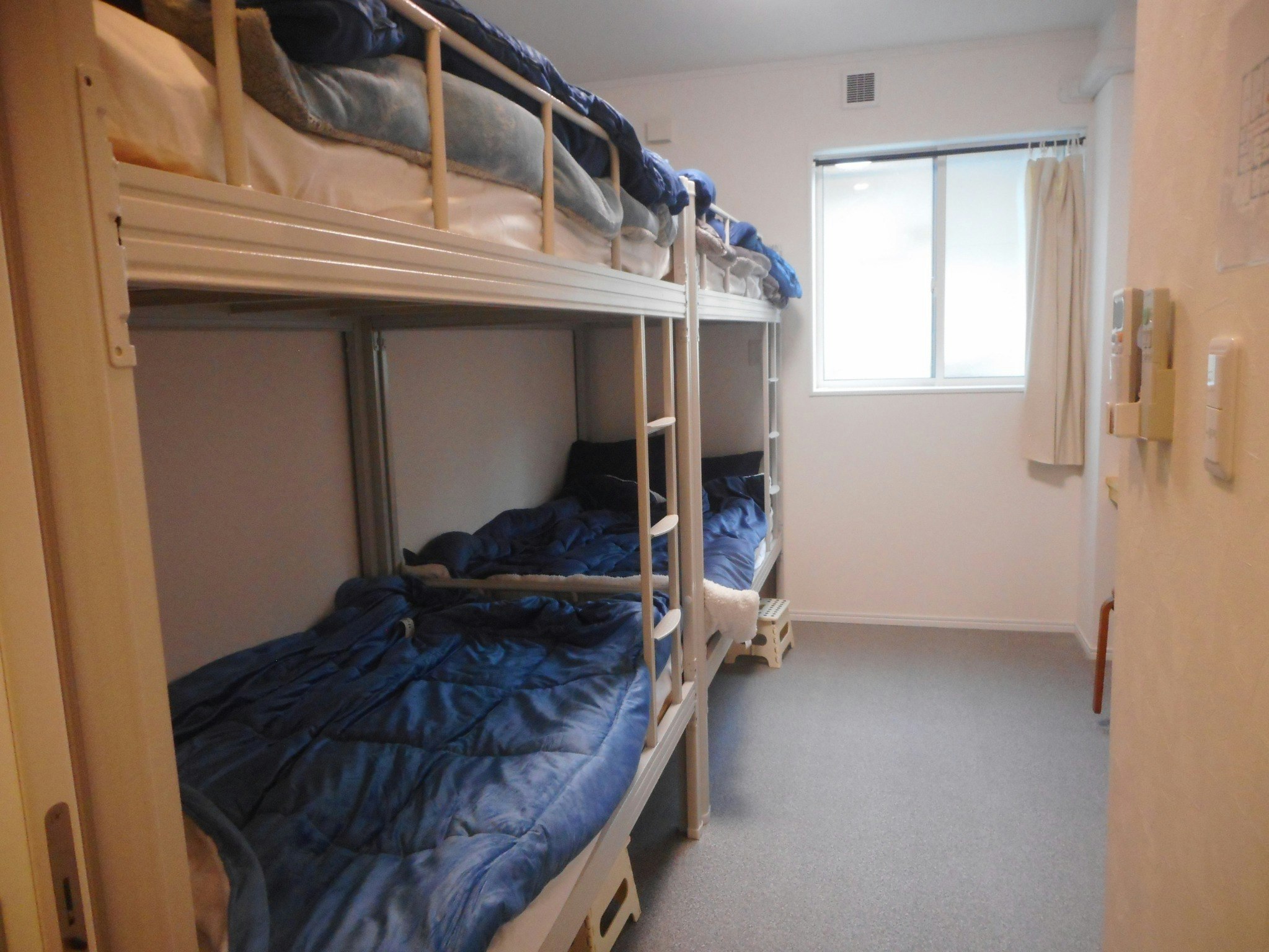 広々とした2段べットの4人部屋です