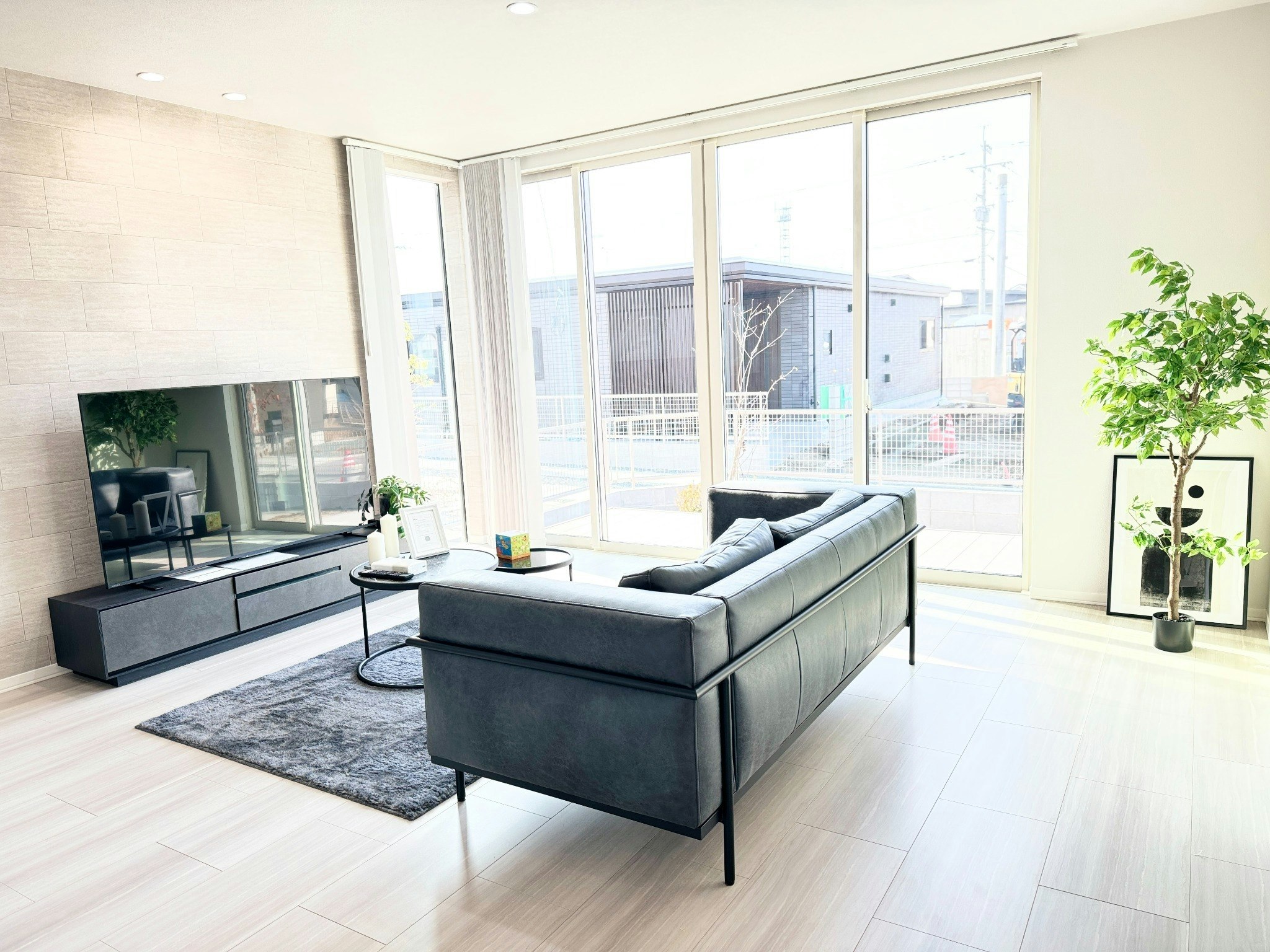 Akikawa Miyoshi 5 TSMC17分 鉄骨1棟貸切戸建