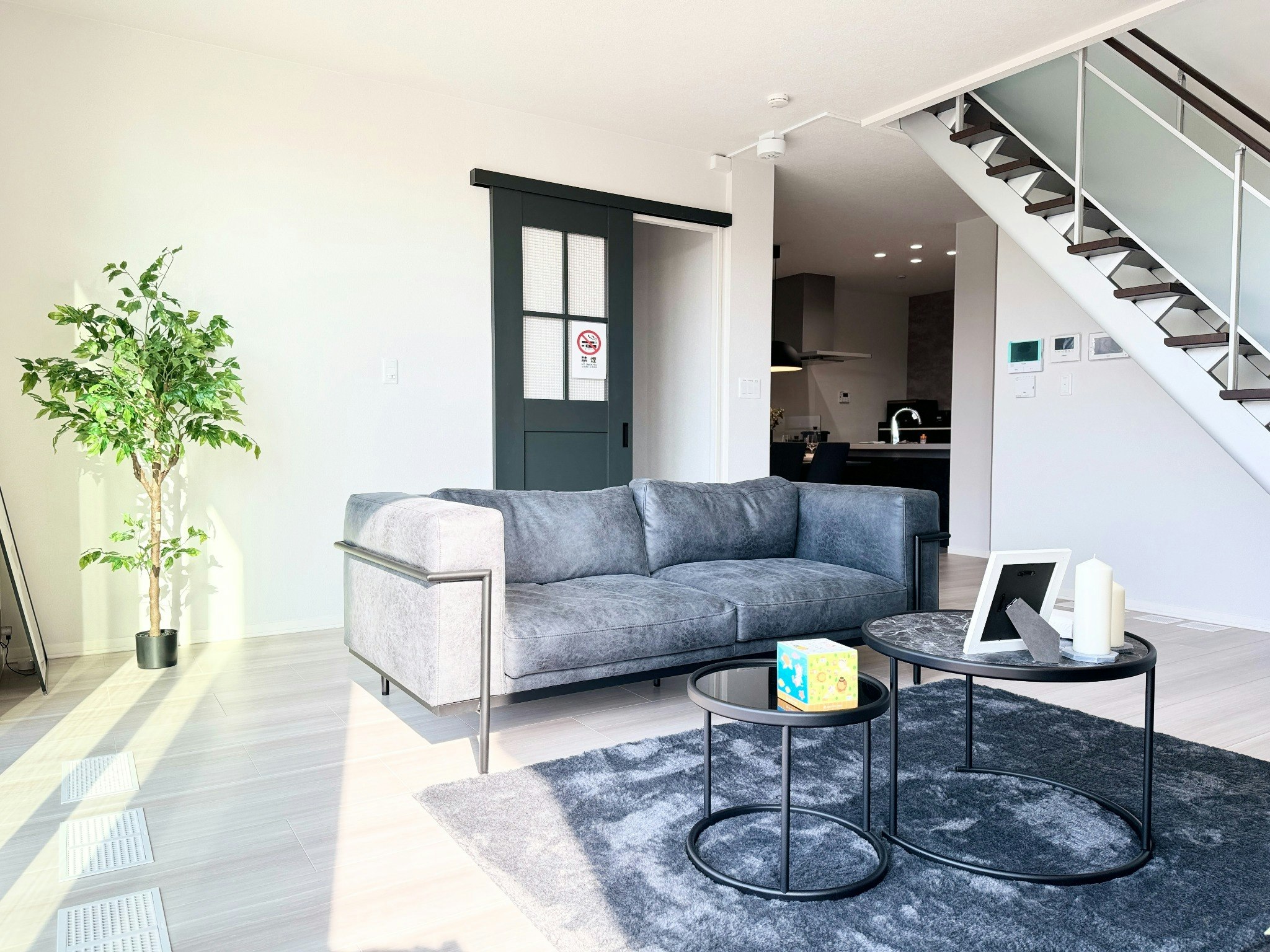 Akikawa Miyoshi 5 TSMC17分 鉄骨1棟貸切戸建