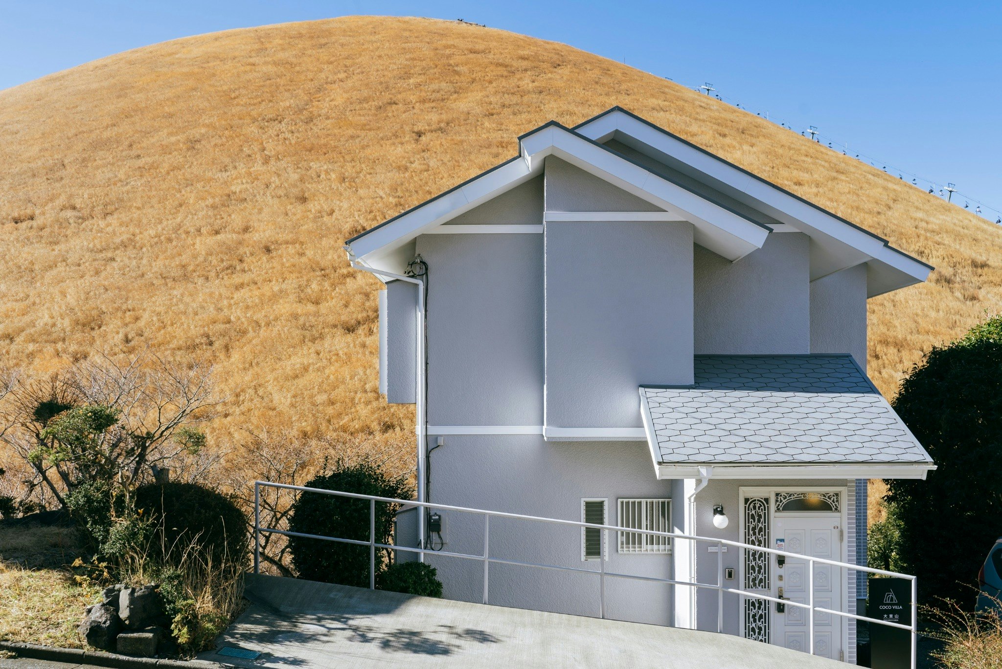 ガラス張りサウナ付き|大室山の絶景を独り占めして鉄板焼きができる一棟貸し宿