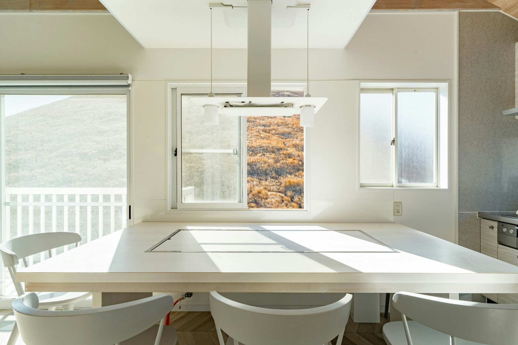 ガラス張りサウナ付き|大室山の絶景を独り占めして鉄板焼きができる一棟貸し宿