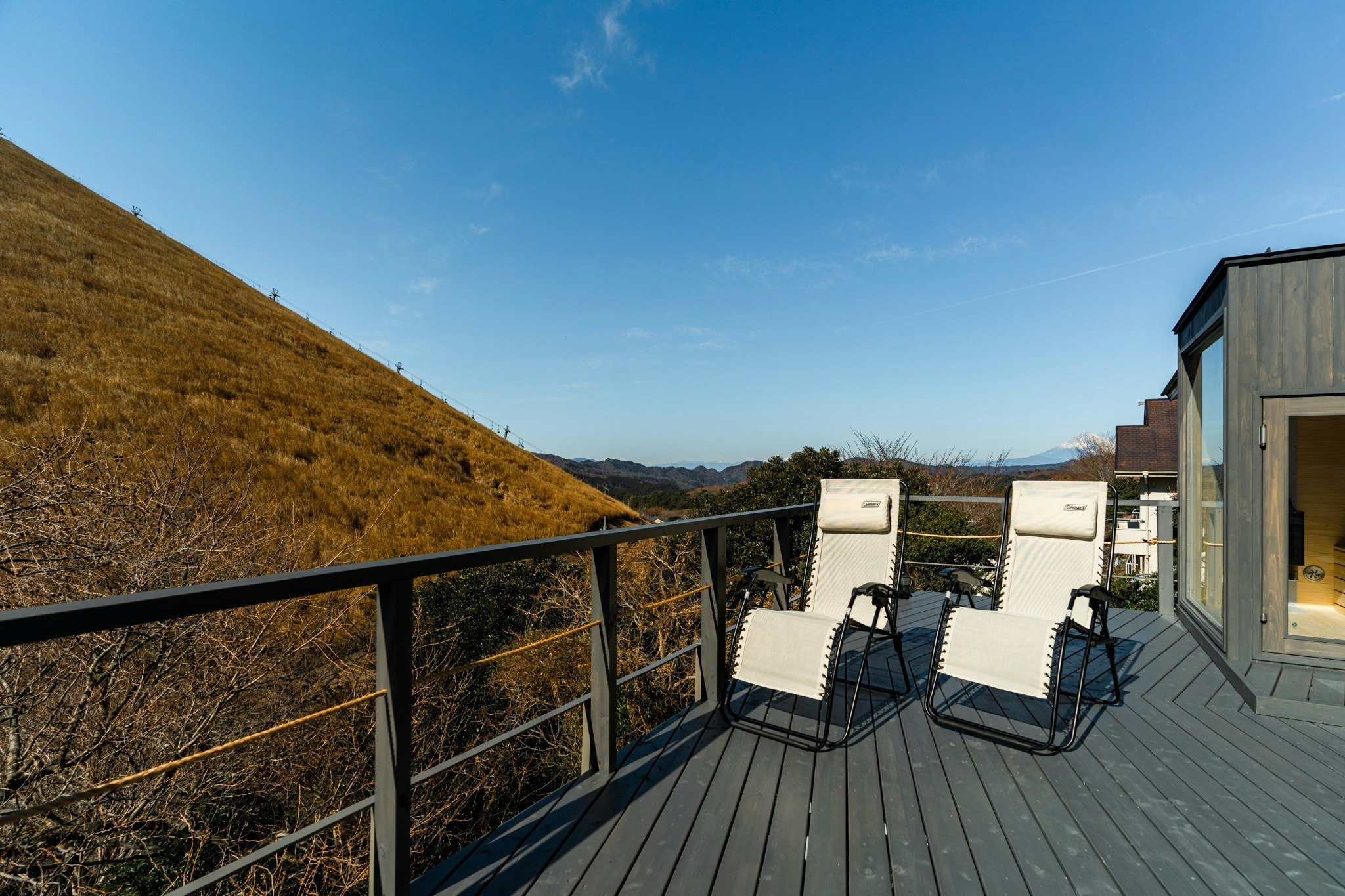 ガラス張りサウナ付き|大室山の絶景を独り占めして鉄板焼きができる一棟貸し宿
