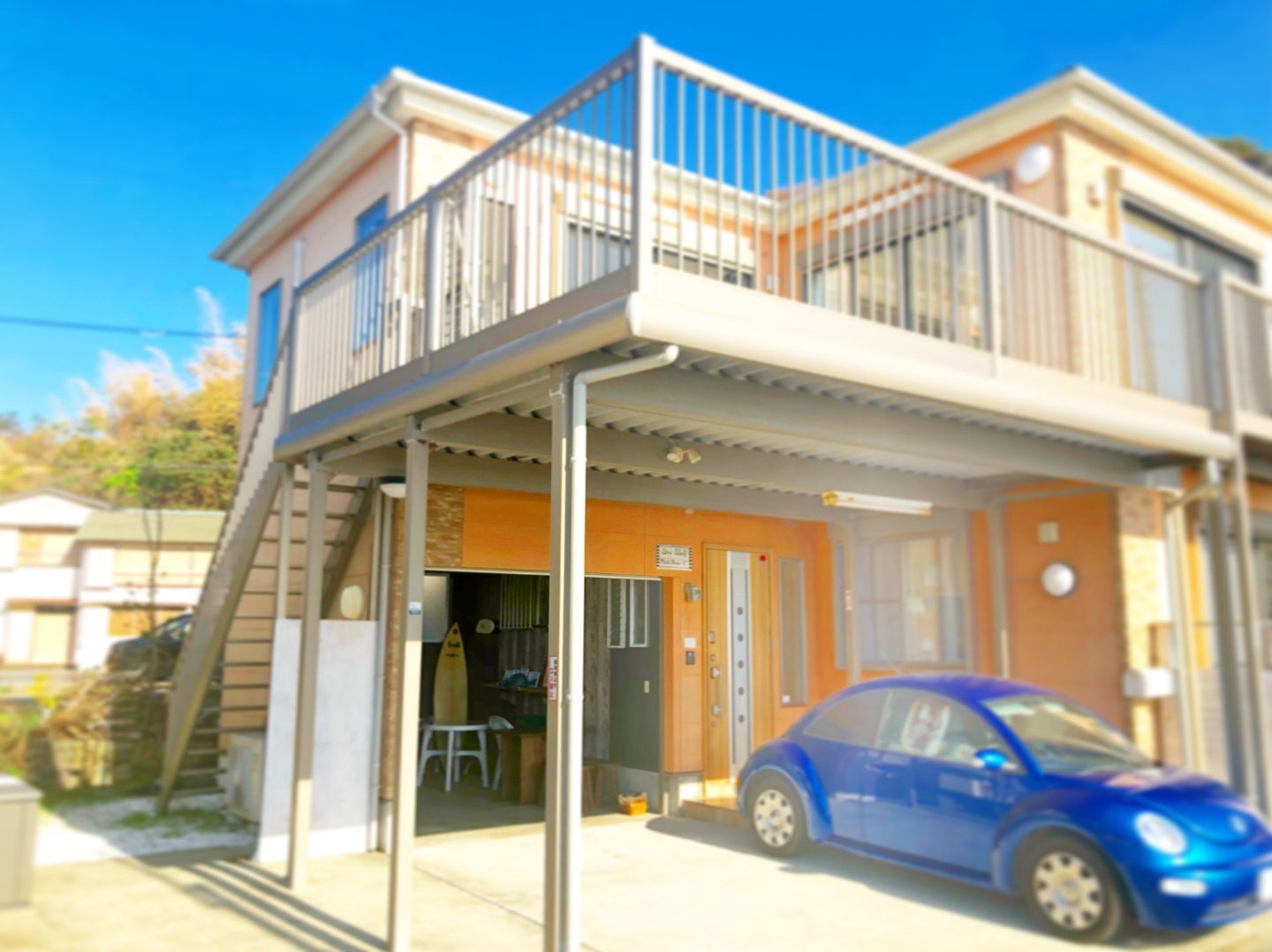 お客様専用入口は2階です。1階はスタッフルーム(常駐はしておりません。)です。