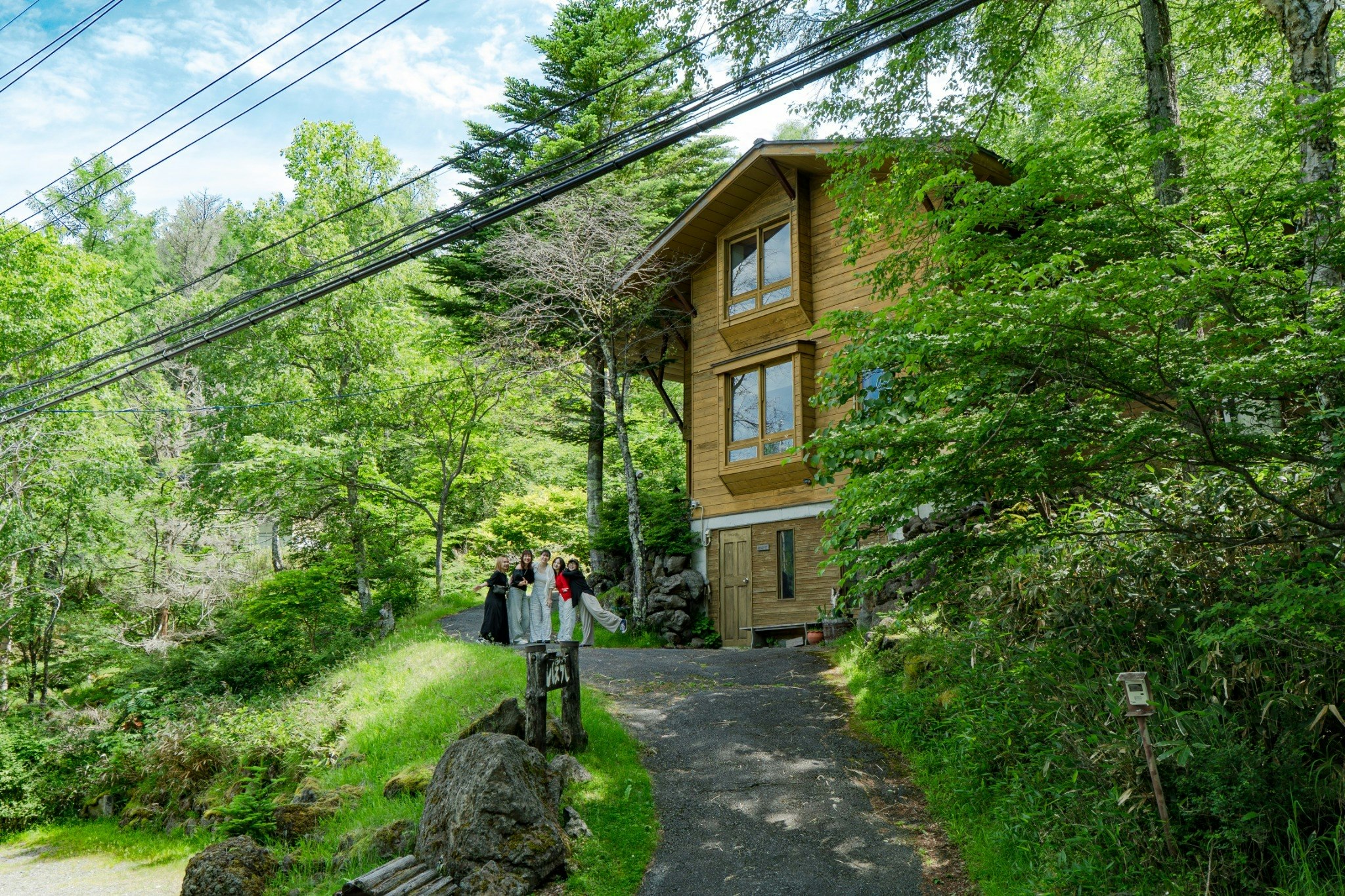 蓼科高原の大邸宅 屋根付BBQ場/サウナ/春は新緑、夏は涼風、秋は紅葉、冬はスキー(徒歩5分)