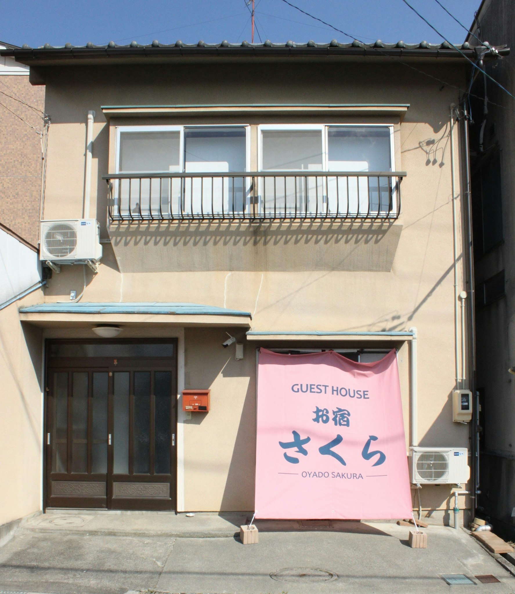 松本城まで500mの常念岳を望む貸し切り戸建てです。1階ツインベッド2階和室4人計6人駐車場1台
