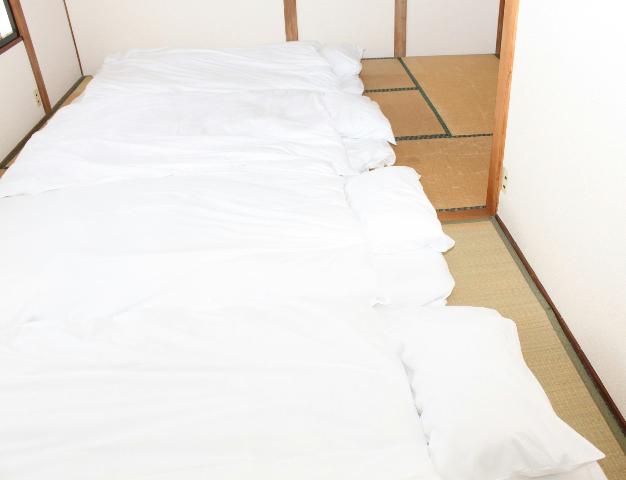 松本城まで500mの常念岳を望む貸し切り戸建てです。1階ツインベッド2階和室4人計6人駐車場1台