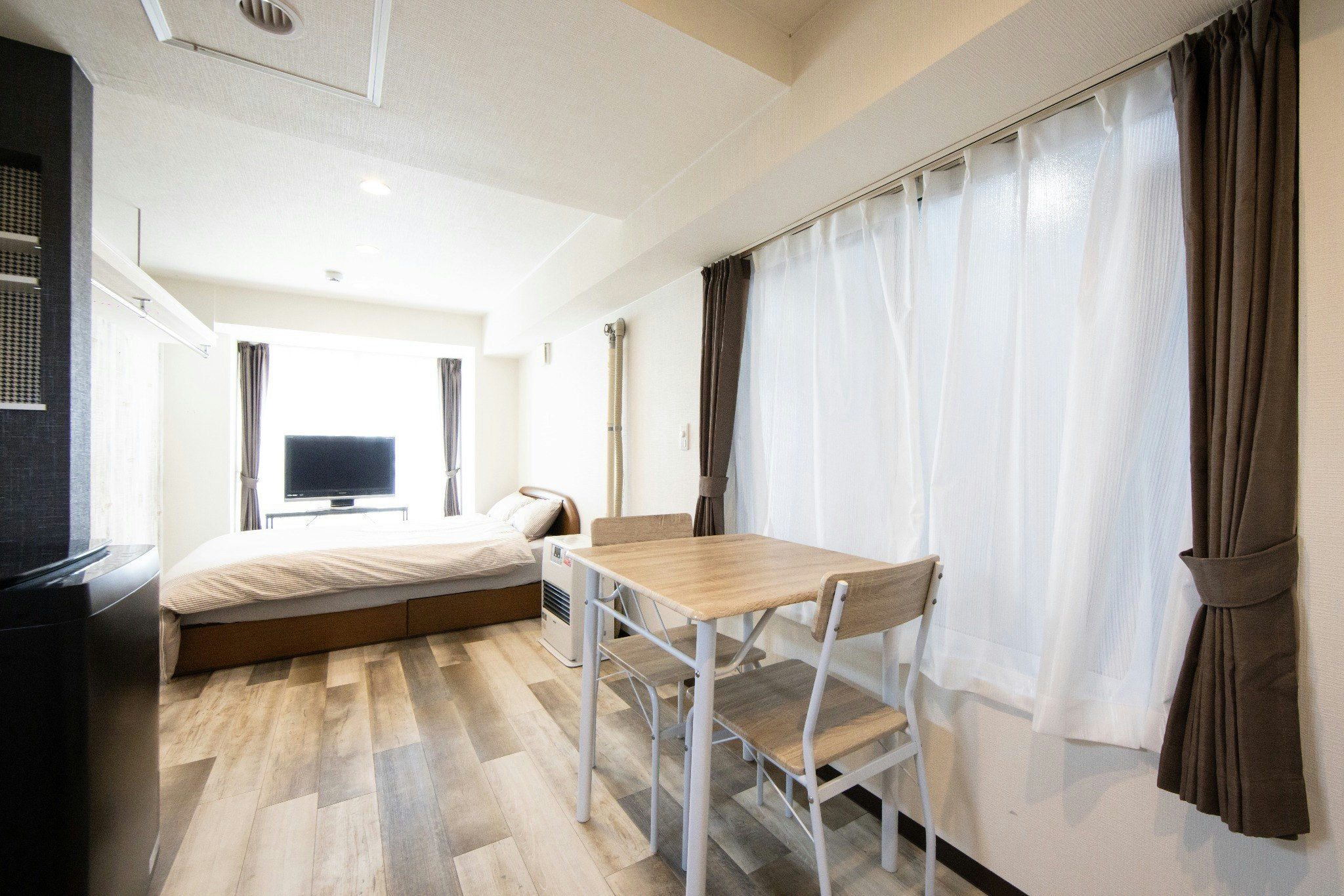 102号室、札幌市電西線6条停留所徒歩2分、スーパーマーケット徒歩2分。JR札幌駅からタクシー10分