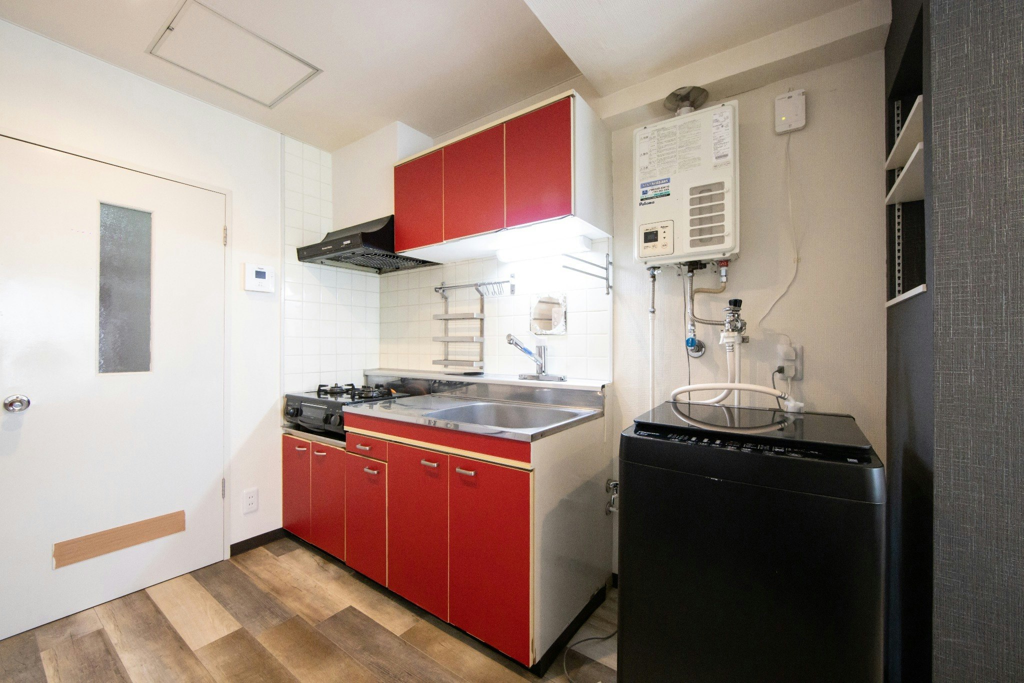 102号室、札幌市電西線6条停留所徒歩2分、スーパーマーケット徒歩2分。JR札幌駅からタクシー10分