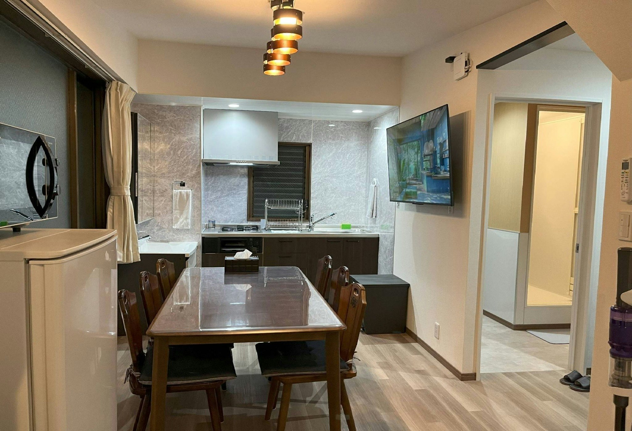 洋室三つ、最大8名宿泊可能