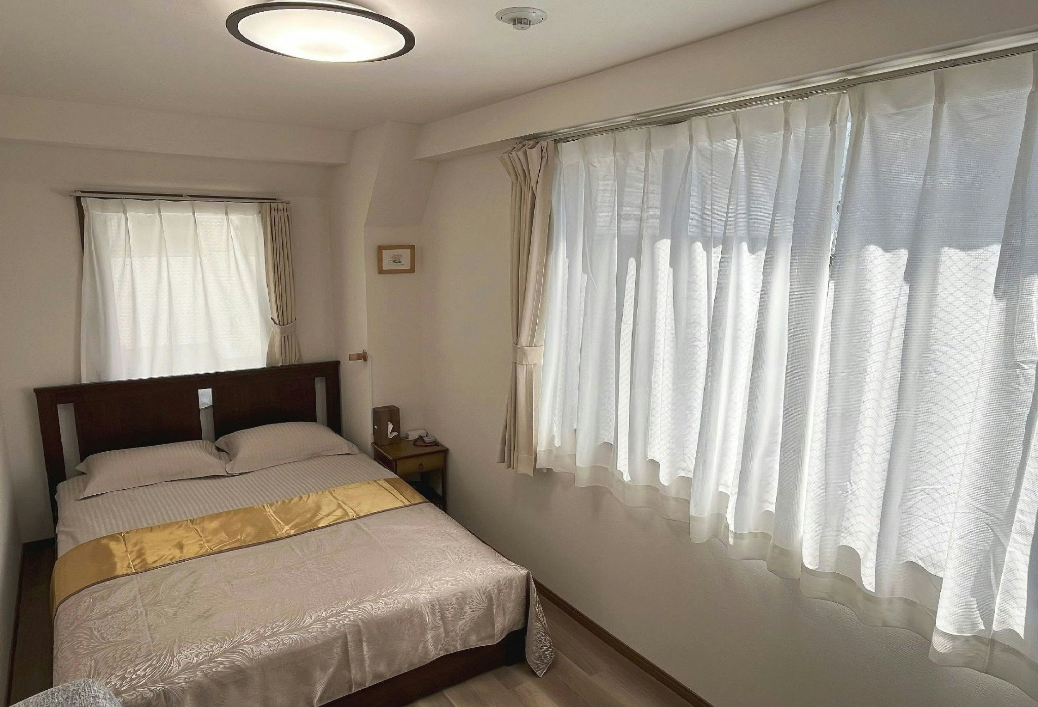 洋室三つ、最大8名宿泊可能