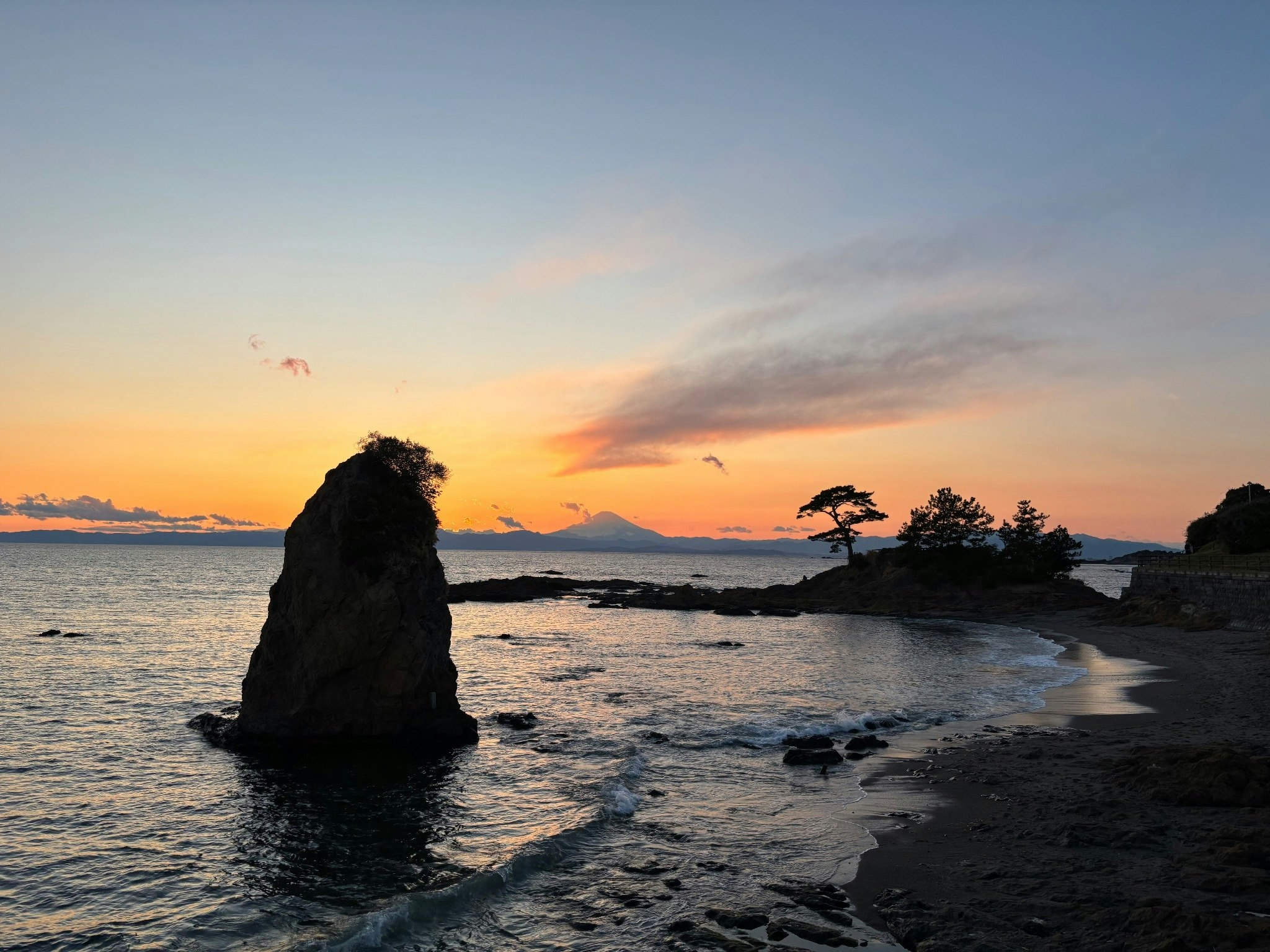 【1日1組限定】森で過ごす特別な時間|吹き抜けの空間を贅沢に|デッキ&BBQ|駐車場2台|葉山・鎌倉