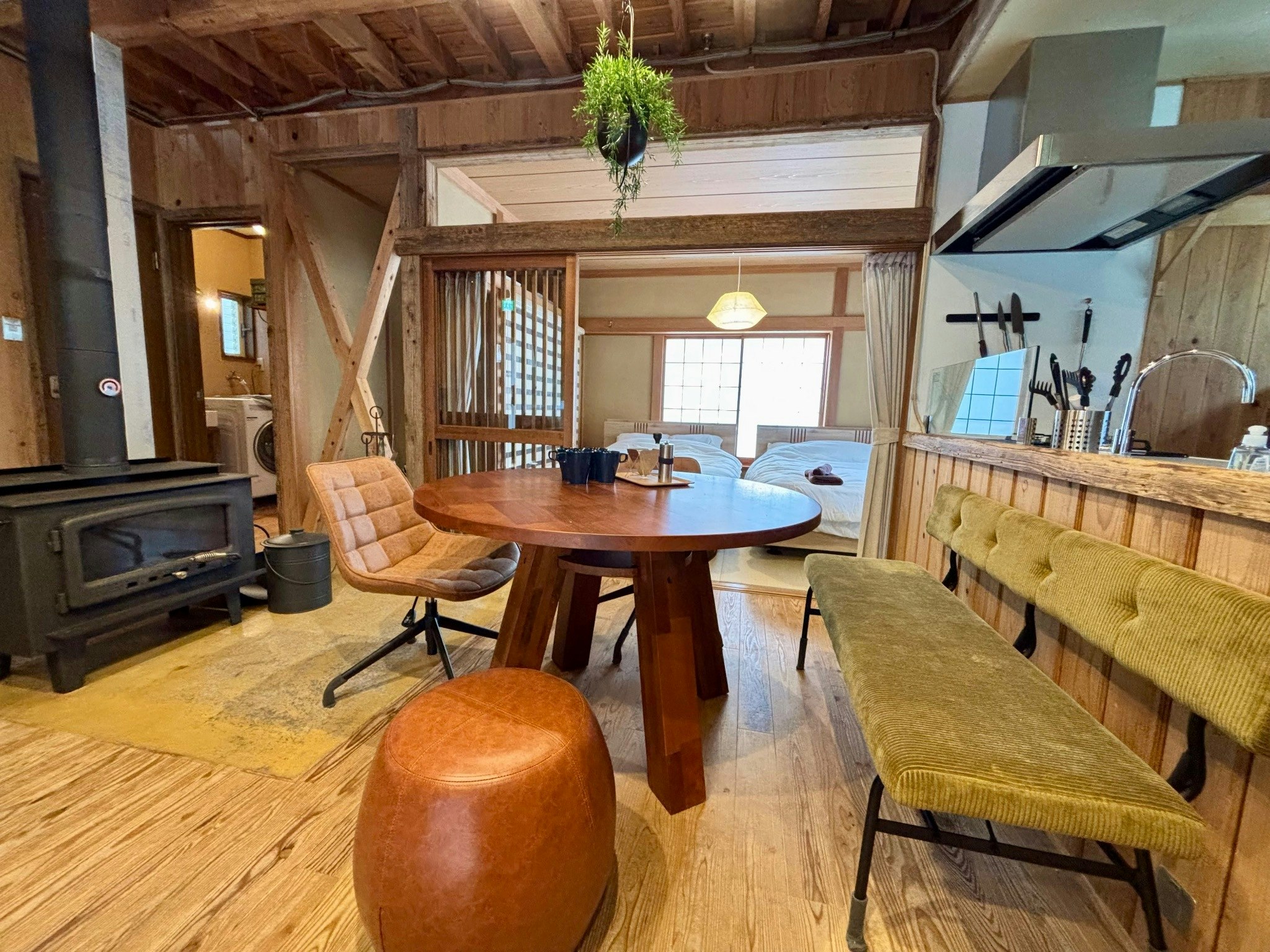 【1日1組限定】森で過ごす特別な時間|吹き抜けの空間を贅沢に|デッキ&BBQ|駐車場2台|葉山・鎌倉