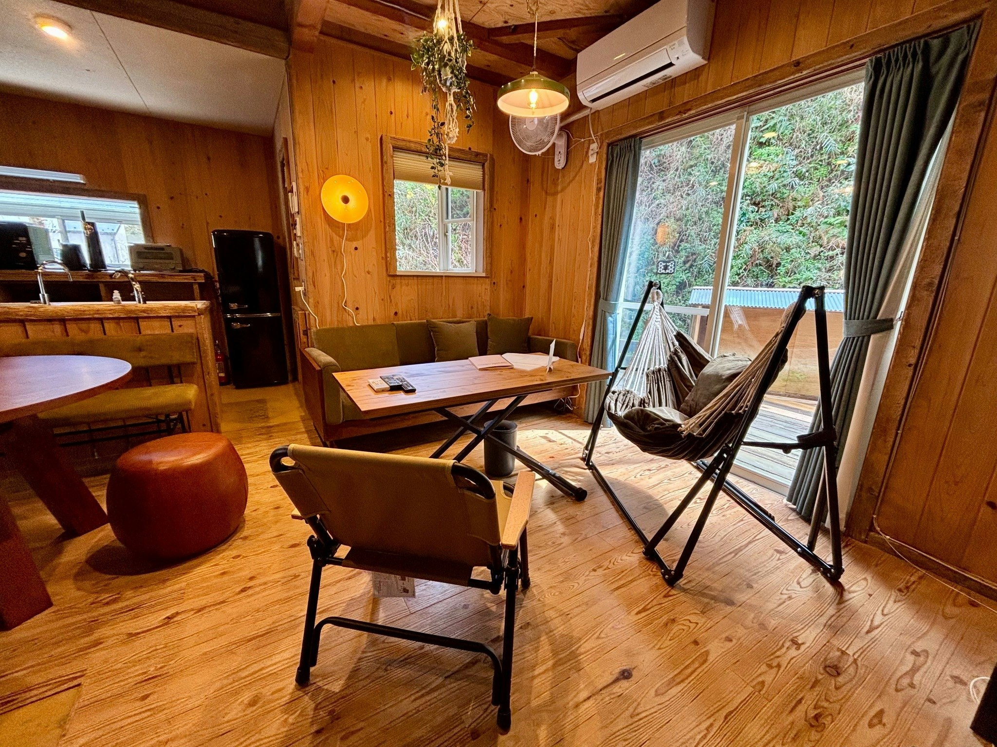 【1日1組限定】森で過ごす特別な時間|吹き抜けの空間を贅沢に|デッキ&BBQ|駐車場2台|葉山・鎌倉