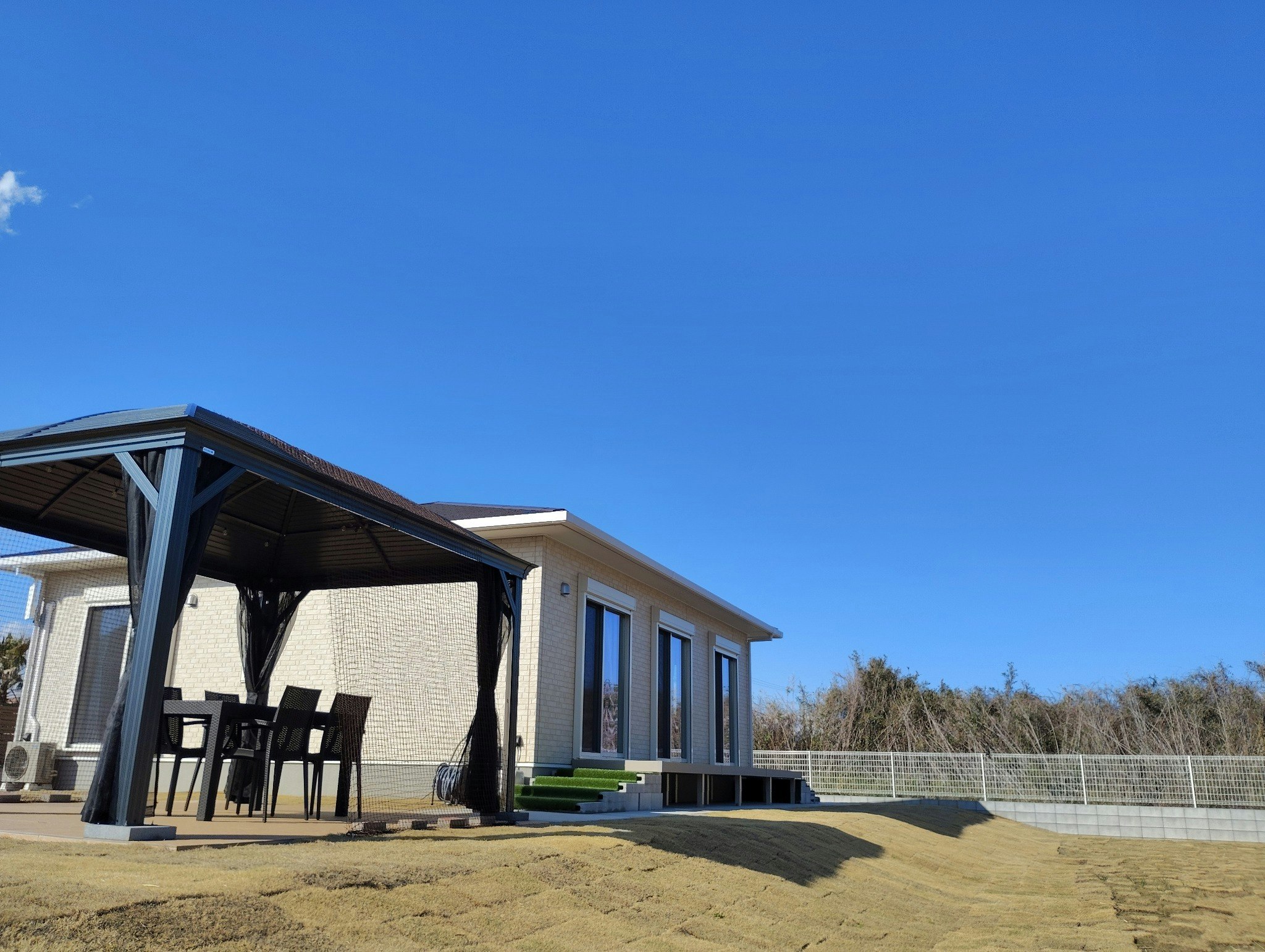 ペットとくつろぎの時間を過ごせる海辺の宿