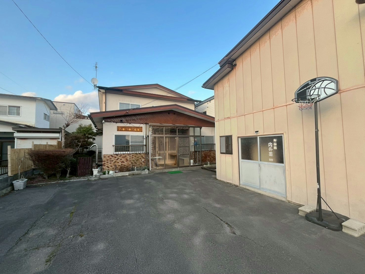 4名まで24,000円~28,000円。追加1人毎3,000円最大7名まで宿泊可