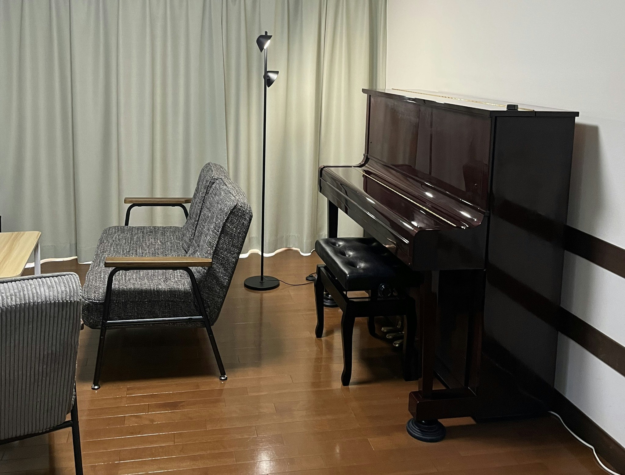 ピアノ演奏可能な一軒家貸切・最大8名・無料駐車3台・ネットフリックス見放題