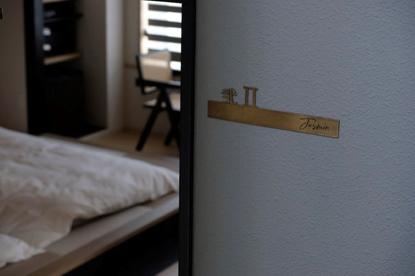 【2F】畳と光が演出する癒し空間|高松駅5分・最大4名・快適設備