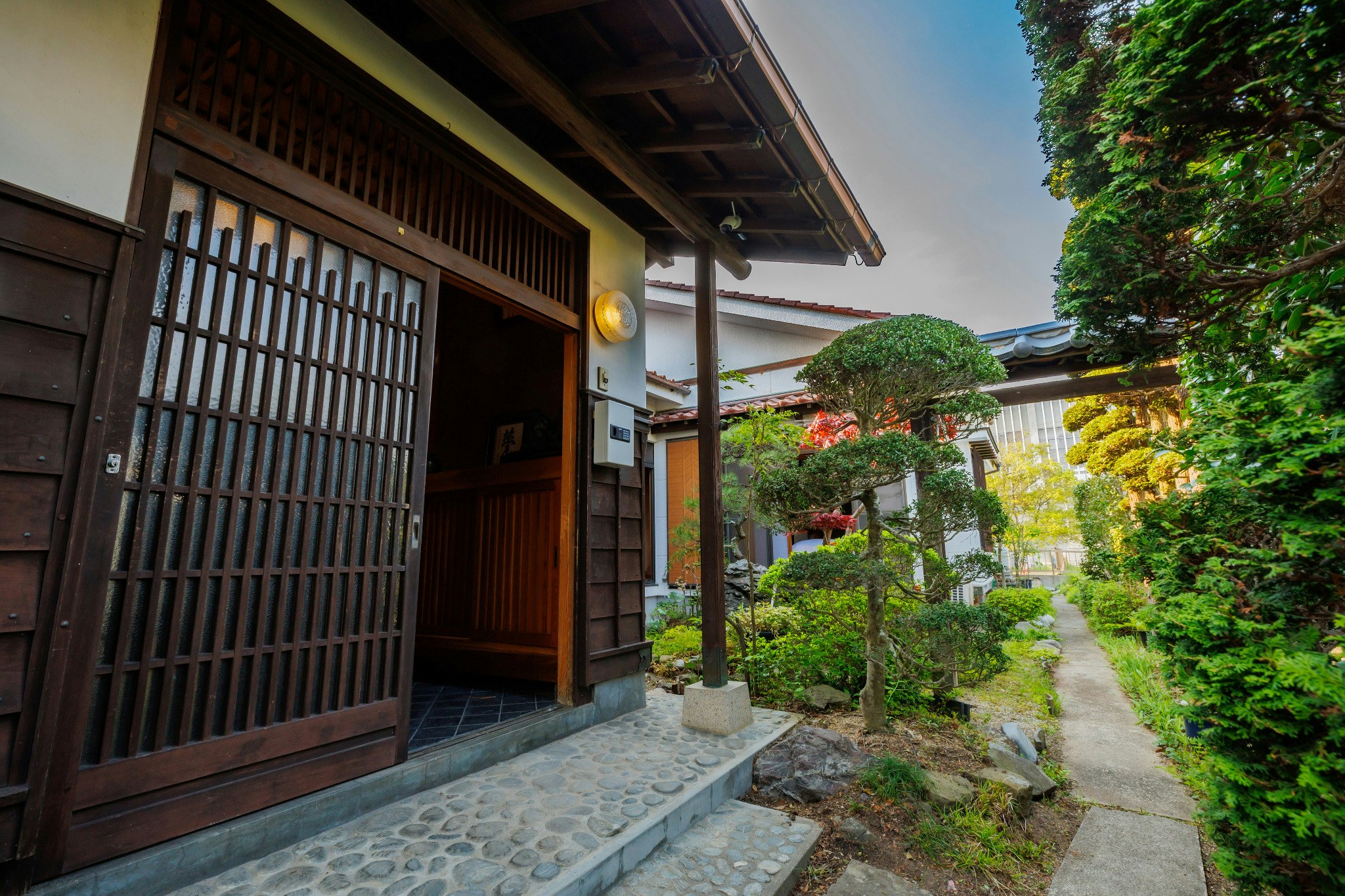 甍-IRAKA-|趣のある庭園を眺めながらのひとときを