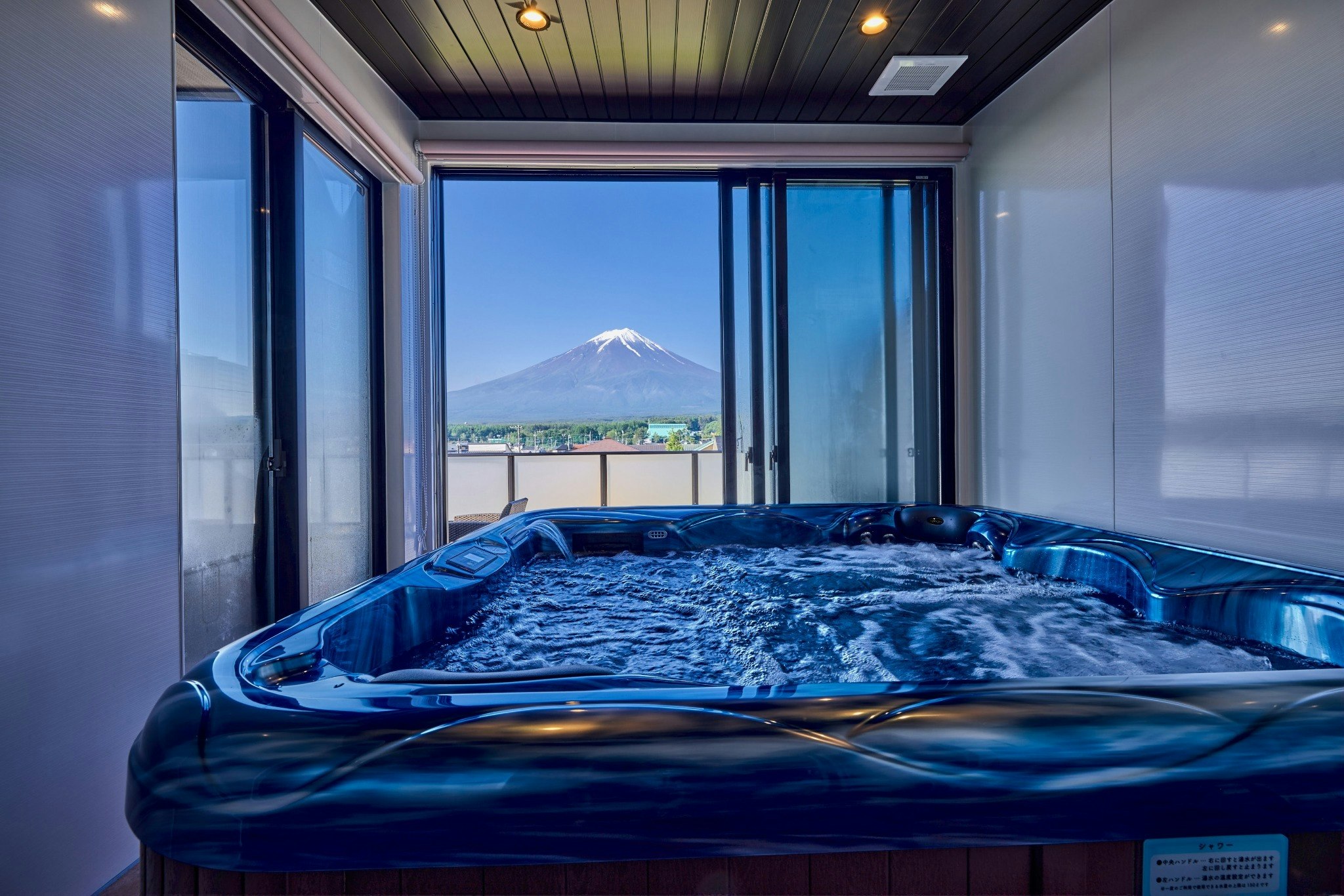 富士山の麓で贅沢な時間を過ごすジャグジー付新築ヴィラ!
