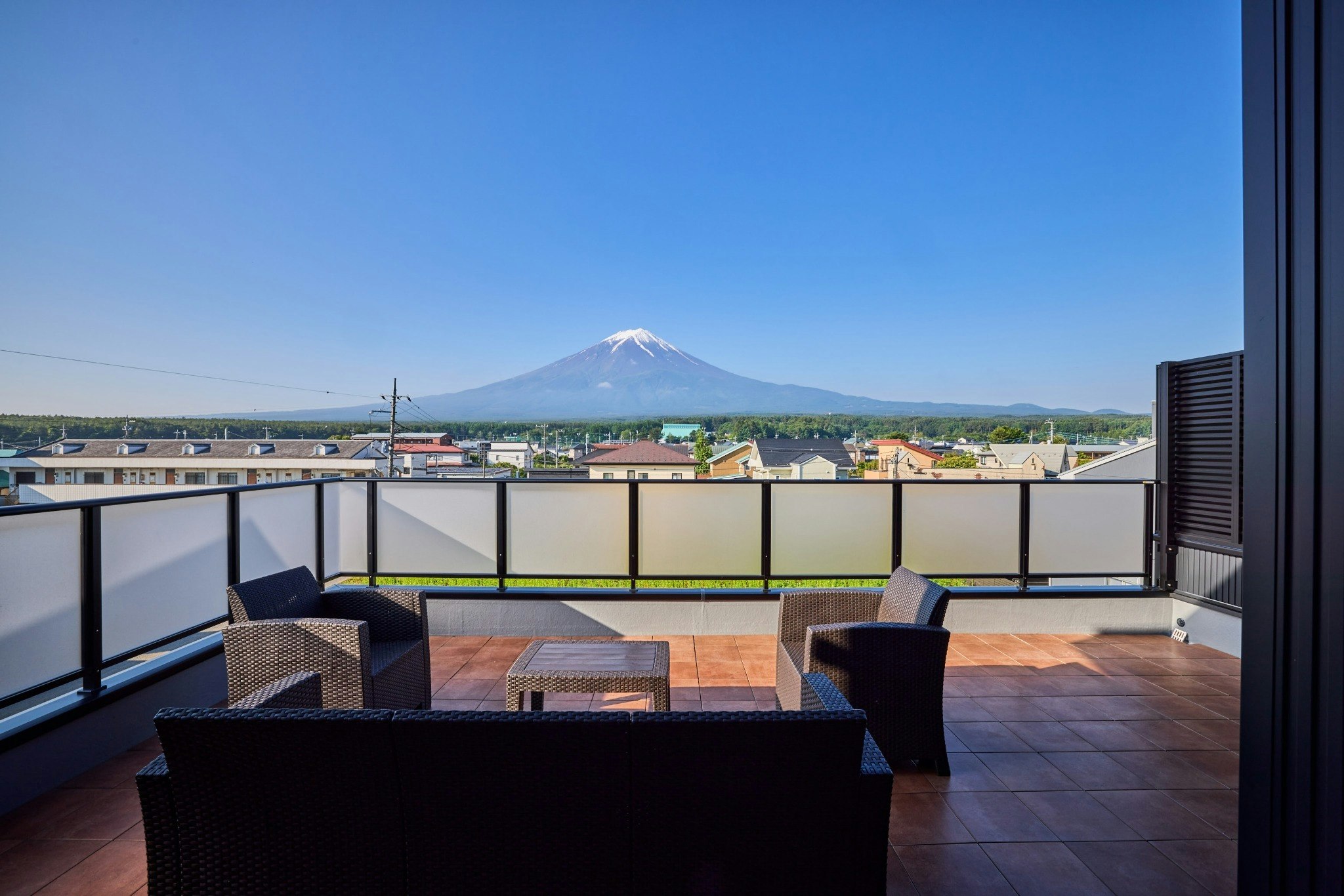 富士山の麓で贅沢な時間を過ごすジャグジー付新築ヴィラ!
