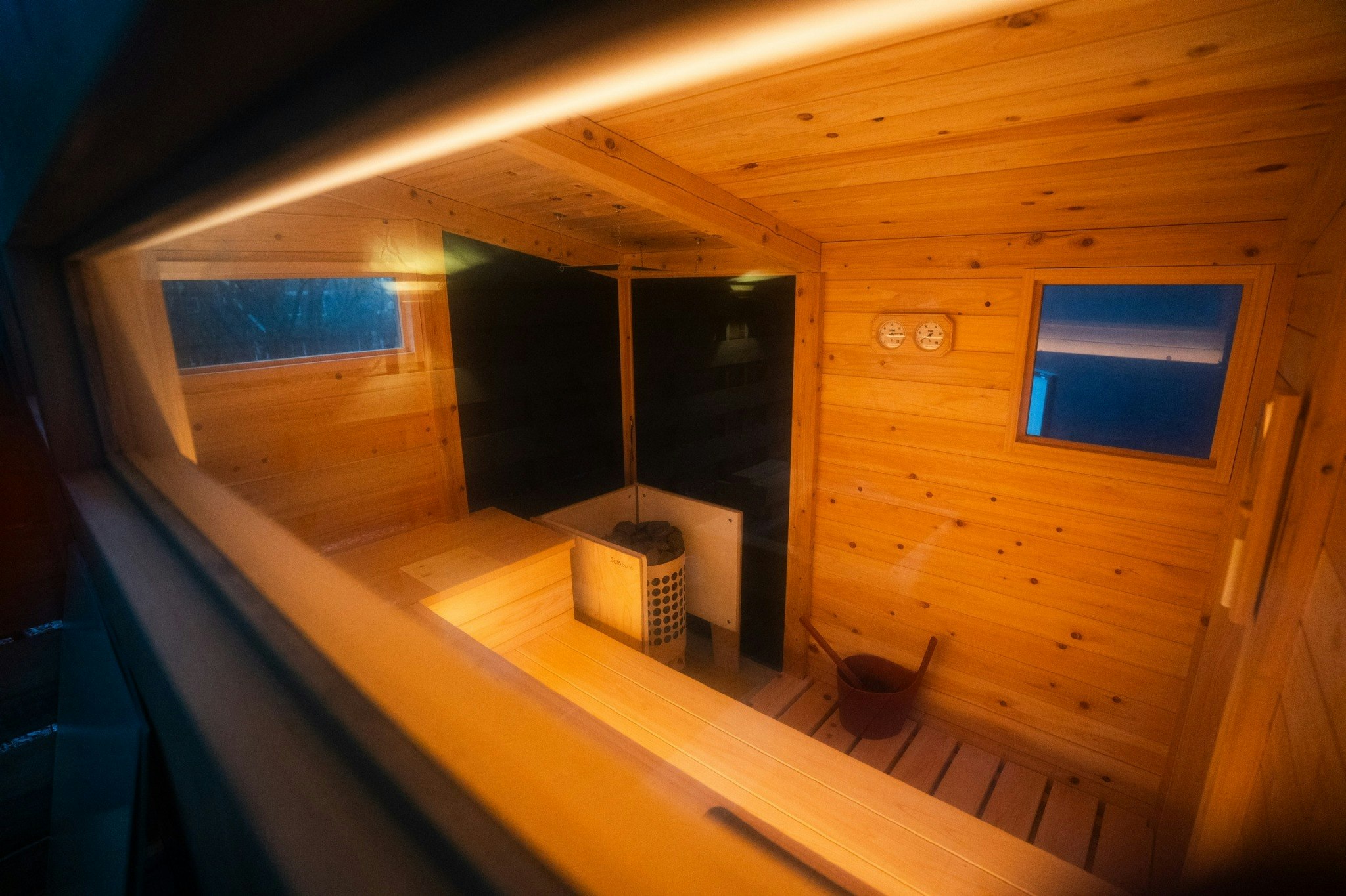 サウナ付き民泊で日本10位/BBQ&焚火台/大きな窓とウッドデッキの一体感/2025年完成!貸切宿