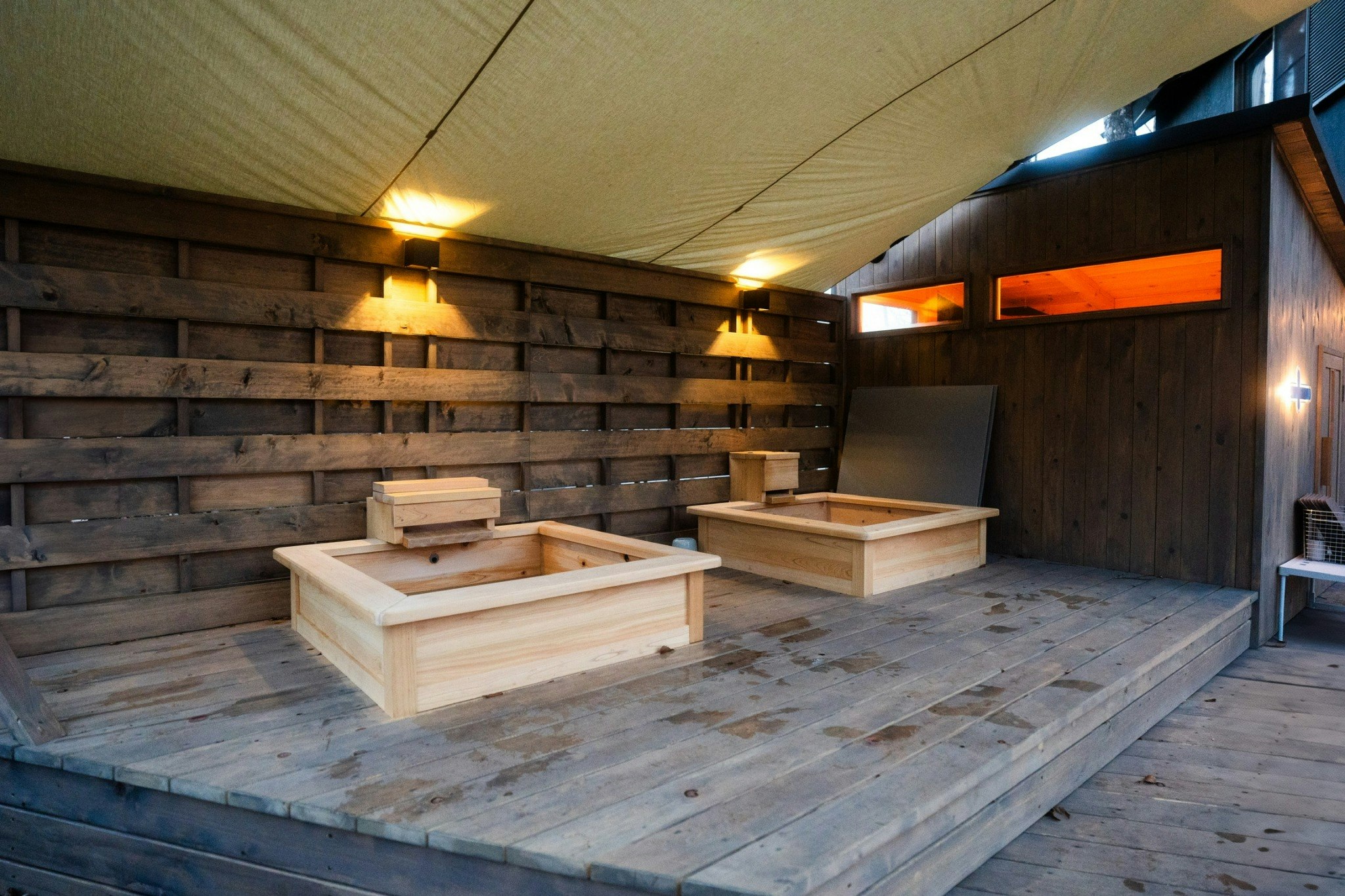 サウナ付き民泊で日本10位/BBQ&焚火台/大きな窓とウッドデッキの一体感/2025年完成!貸切宿