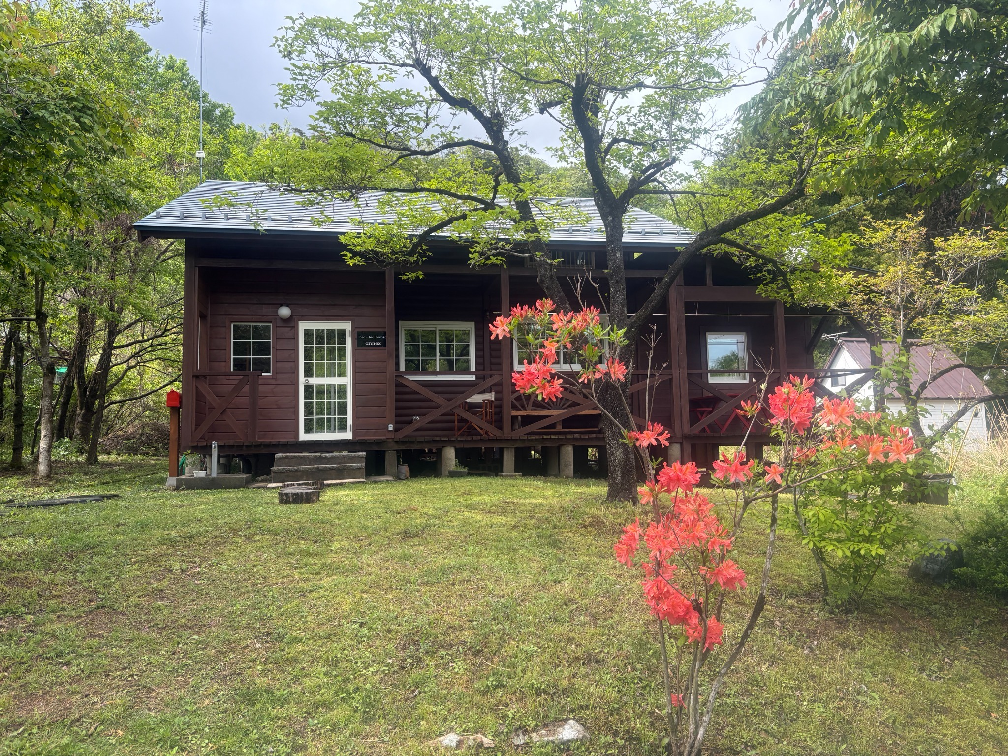 山小屋風 ログハウス バーベキュー テラス 