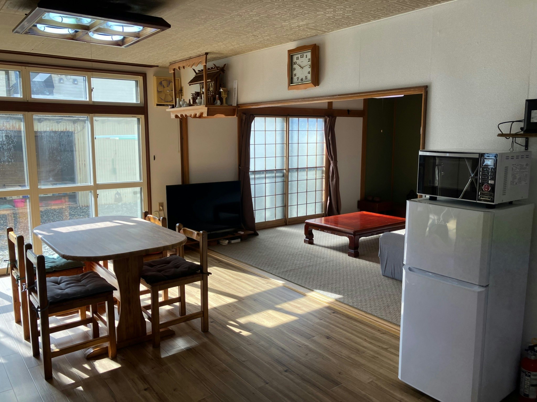 海、川、山が徒歩3分  一棟貸切【薪ストーブ、卓球台、屋内駐輪場もできる倉庫付き】BBQ、屋外設備も