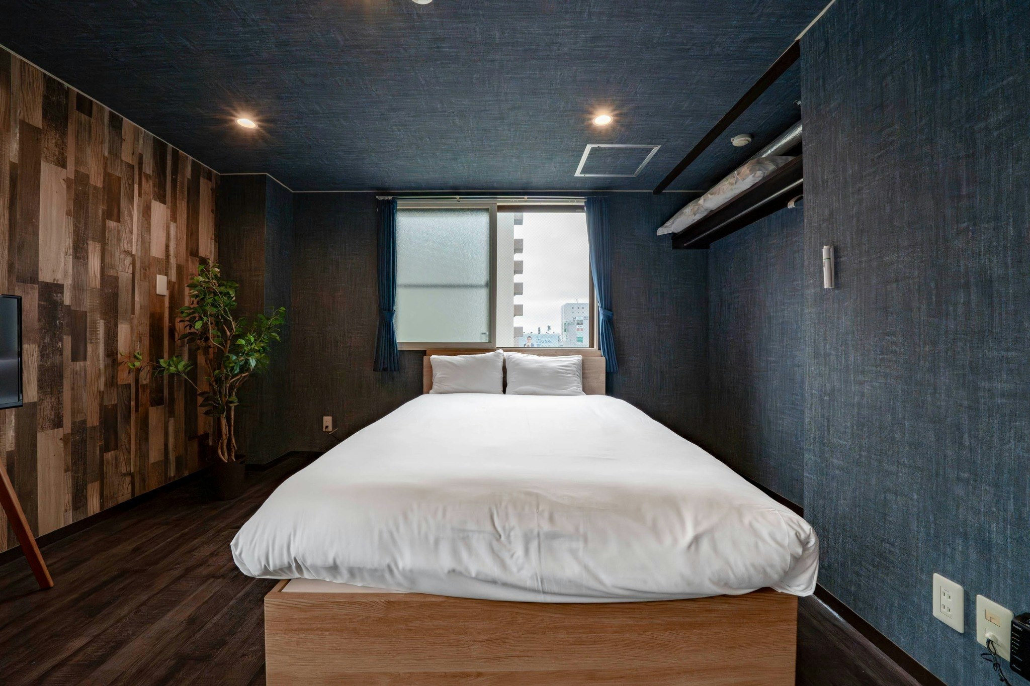 SILK COURT 403