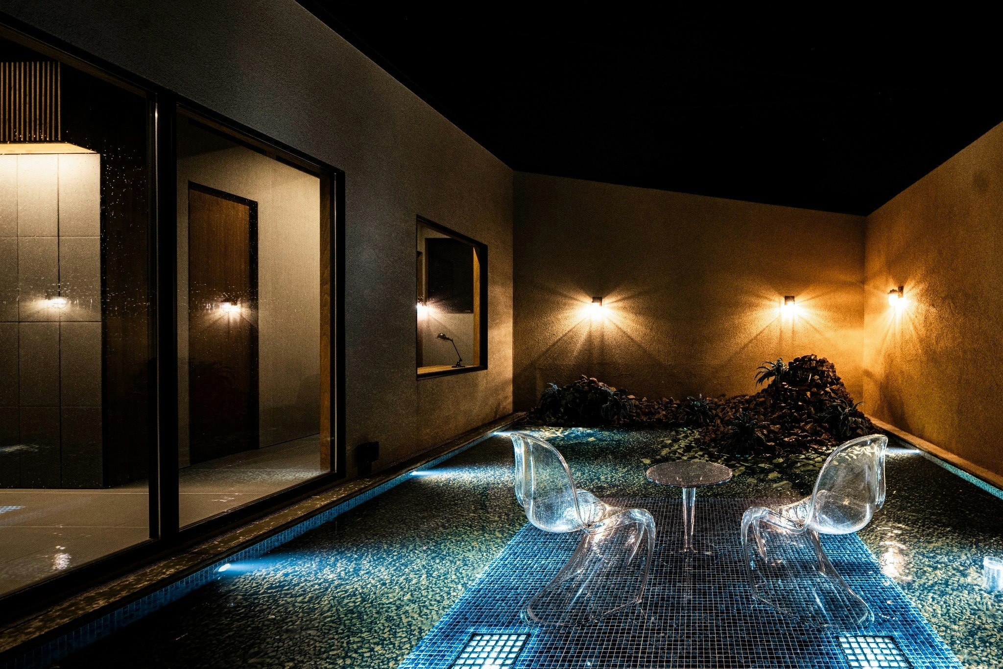 カーテンレスで開放的な空間 BLUE BLACK – 異日常の静けさに身をゆだねる、贅沢なひととき