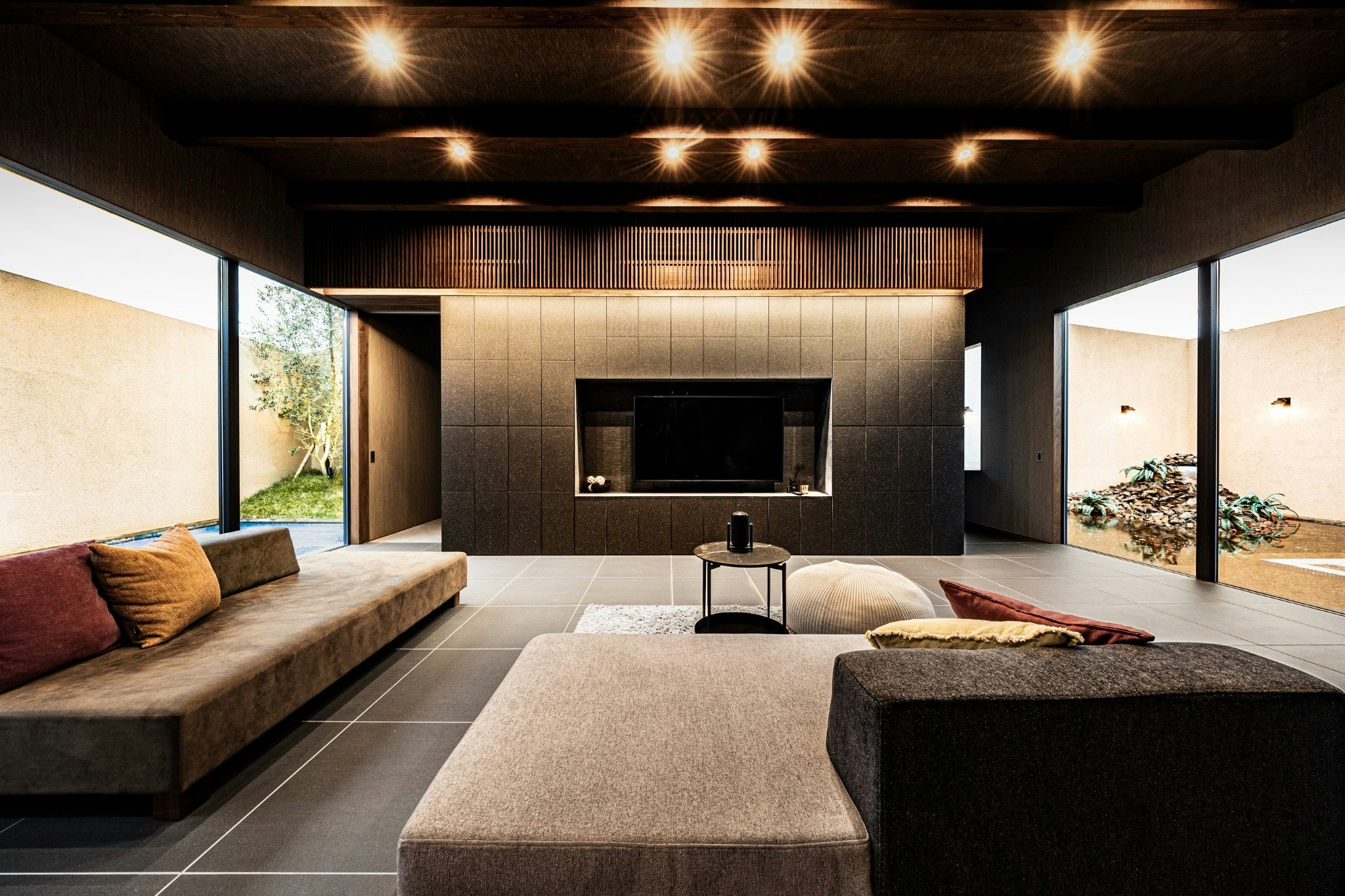 カーテンレスで開放的な空間 BLUE BLACK – 異日常の静けさに身をゆだねる、贅沢なひととき