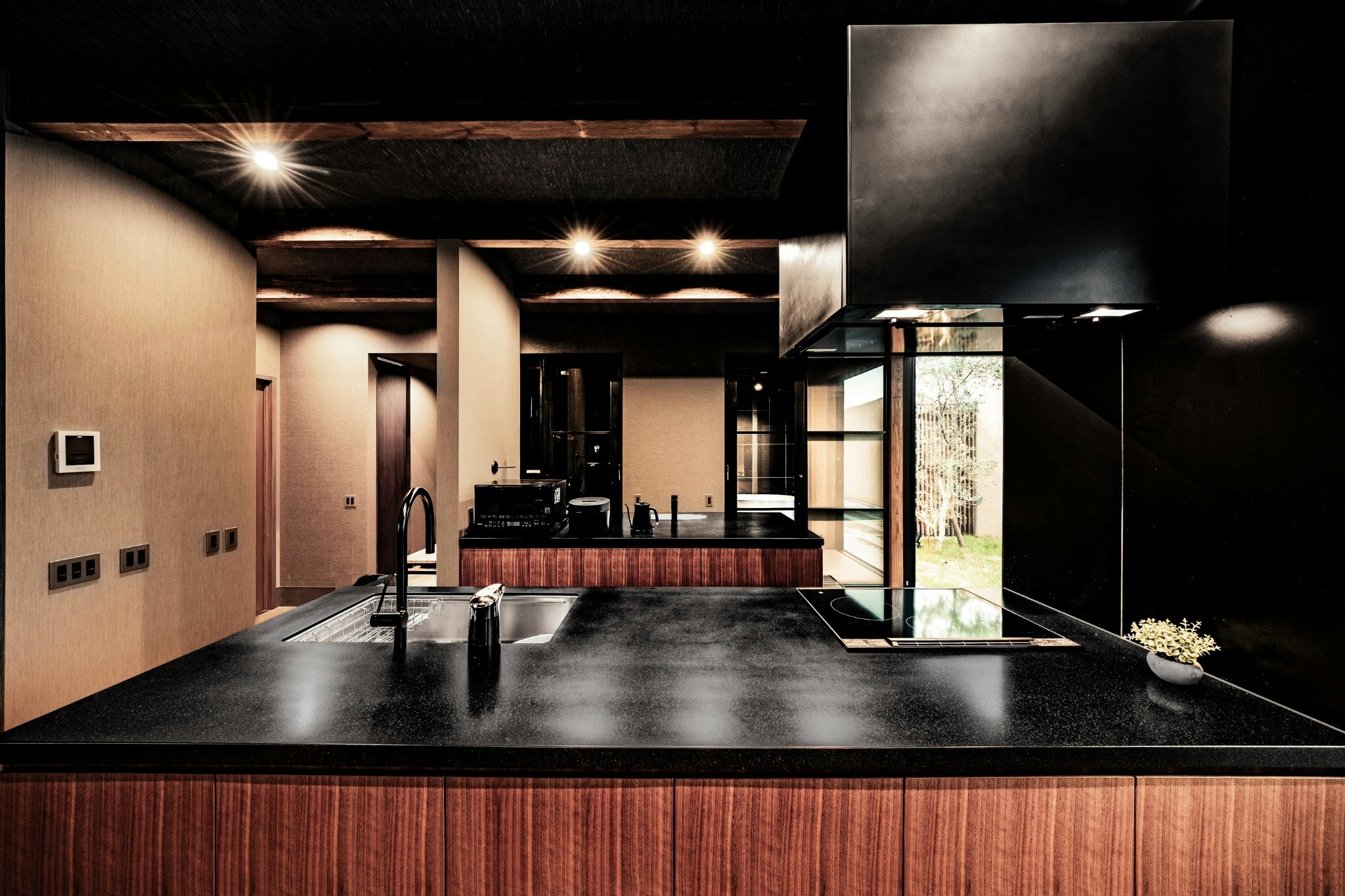 カーテンレスで開放的な空間 BLUE BLACK – 異日常の静けさに身をゆだねる、贅沢なひととき