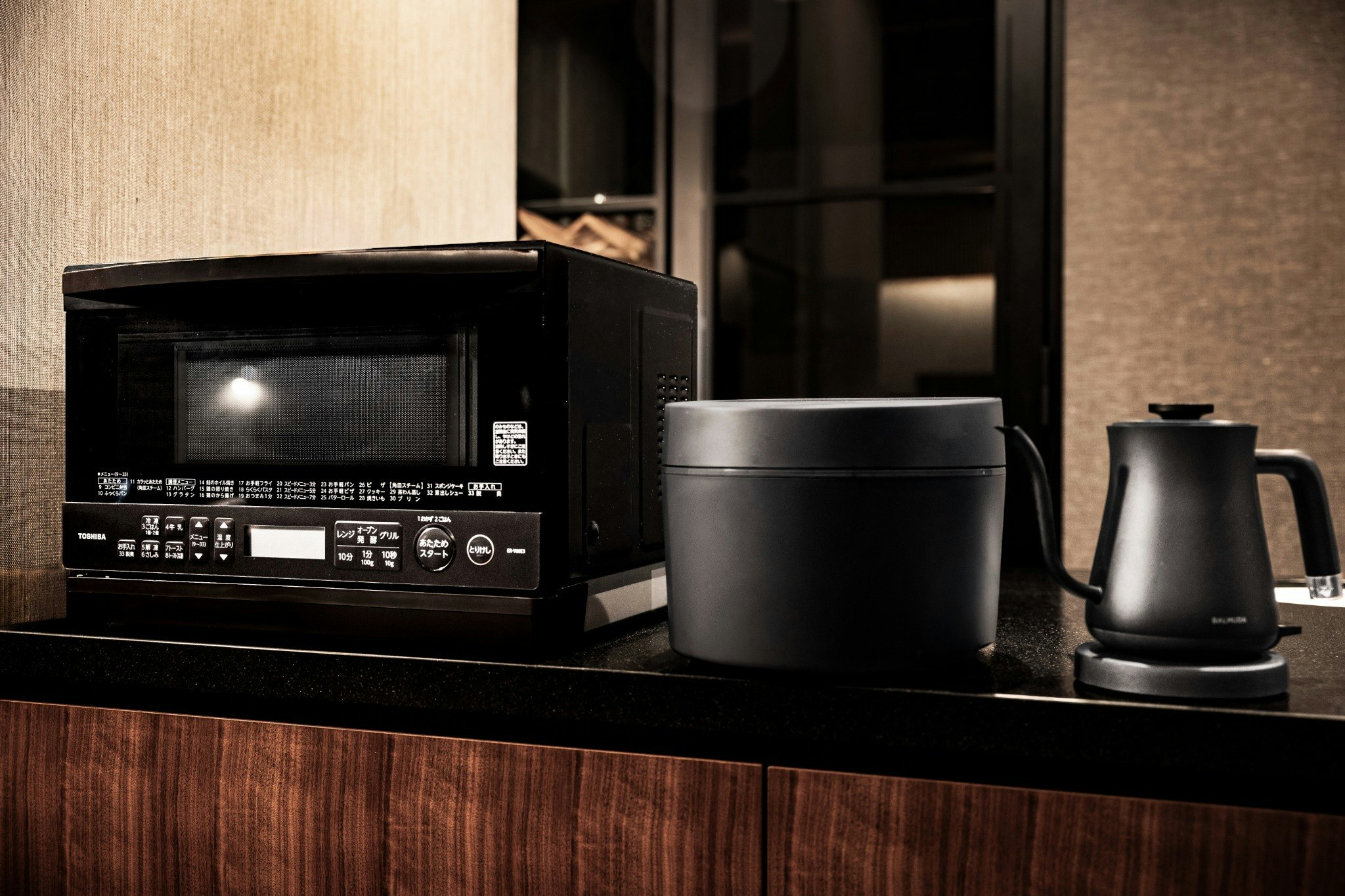 カーテンレスで開放的な空間 BLUE BLACK – 異日常の静けさに身をゆだねる、贅沢なひととき