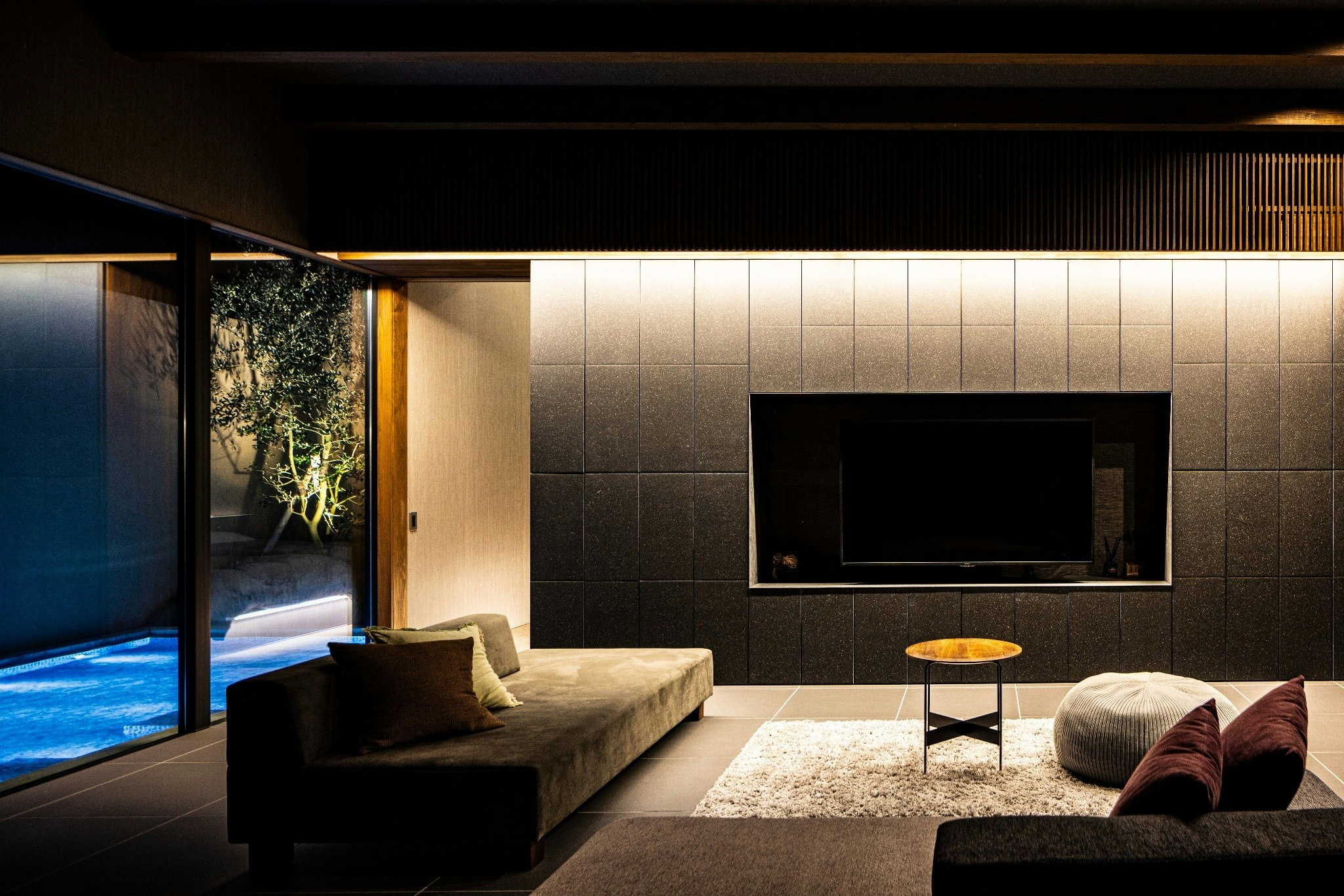 カーテンレスで開放的な空間 BLUE BLACK – 異日常の静けさに身をゆだねる、贅沢なひととき