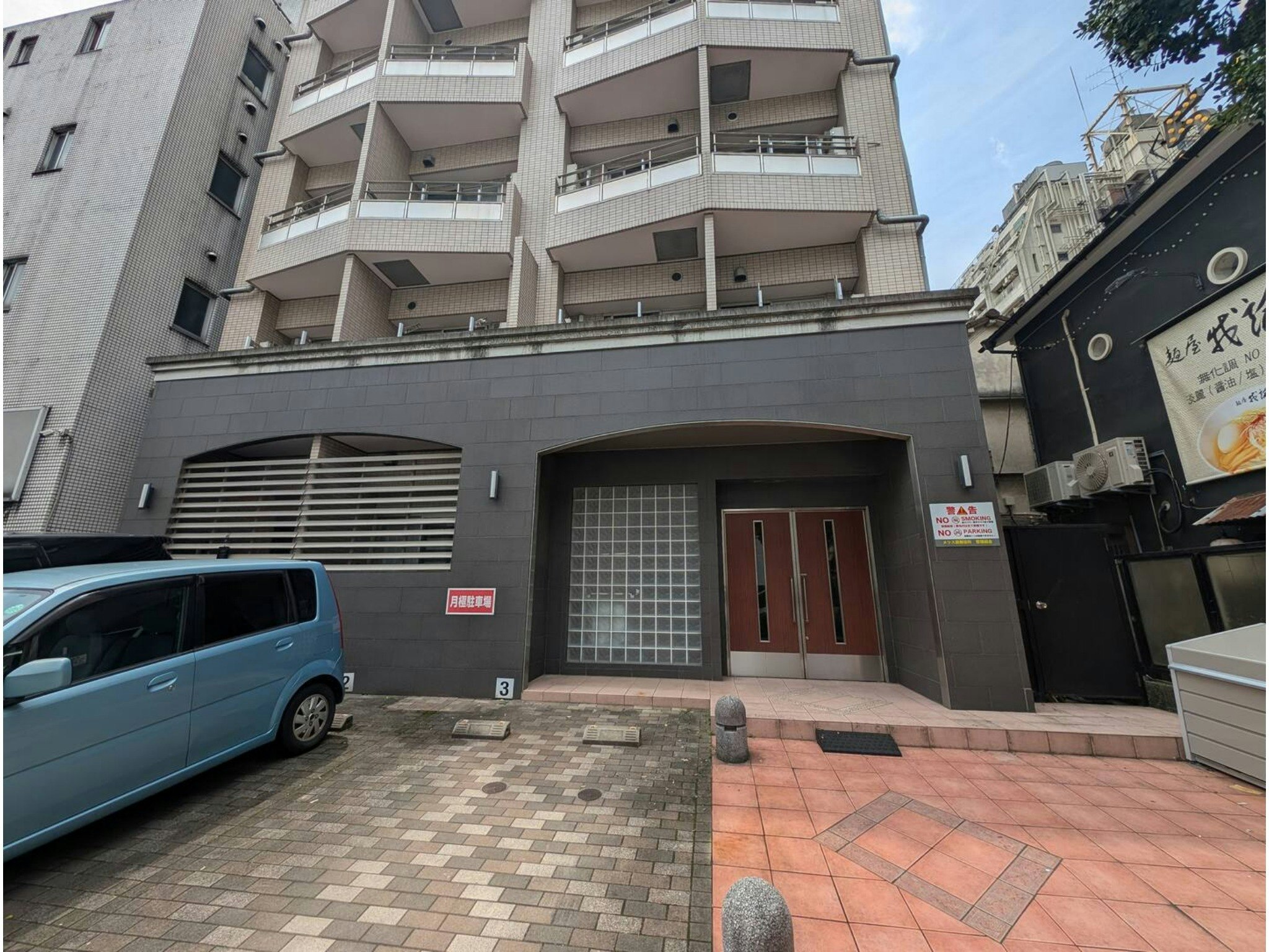 新宿歌舞伎町1丁目に建つ東京を楽しむならゴールデン街を見下ろせるホテルより広い7階建レジデンス2-2