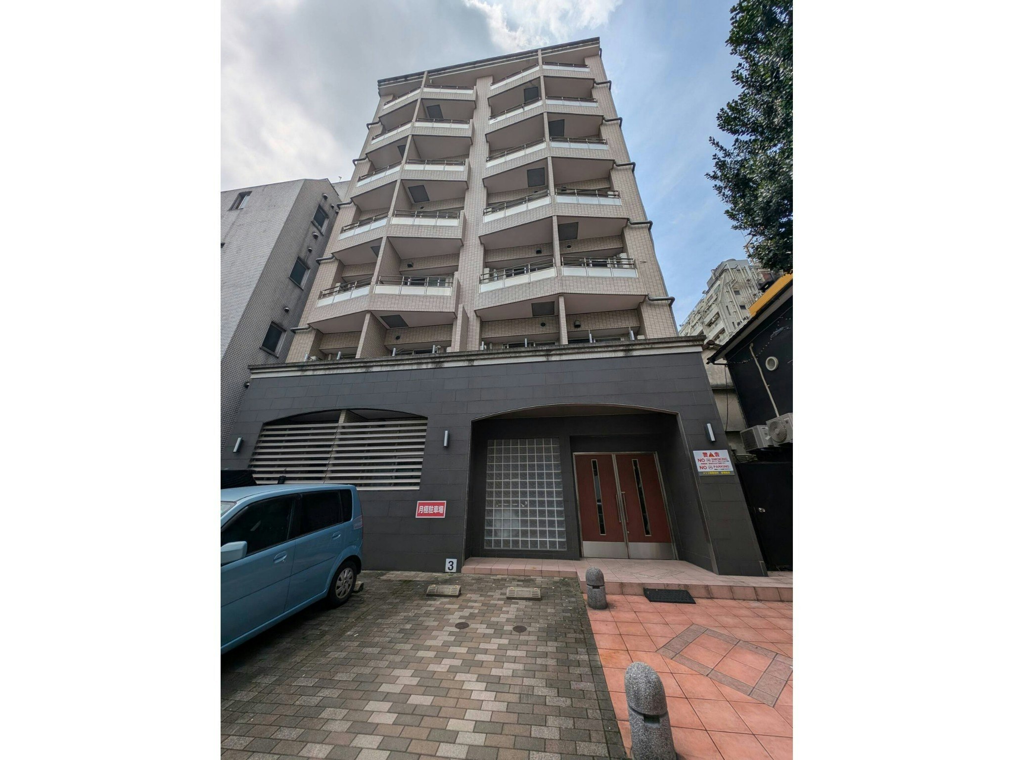 新宿歌舞伎町1丁目に建つ東京を楽しむならゴールデン街を見下ろせるホテルより広い7階建レジデンス2-2