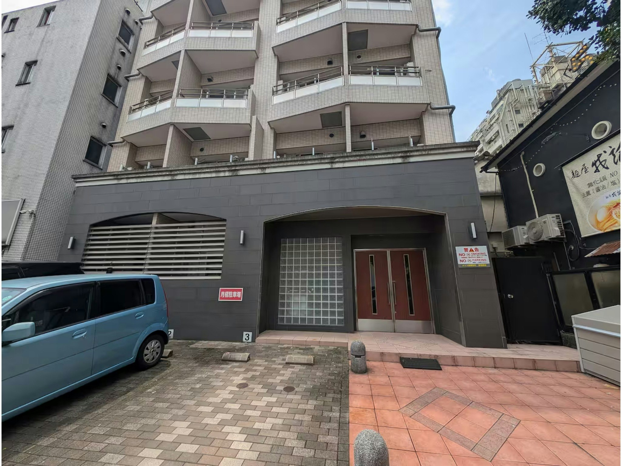 新宿歌舞伎町1丁目に建つ東京を楽しむならゴールデン街を見下ろせるホテルより広い7階建レジデンス5-3