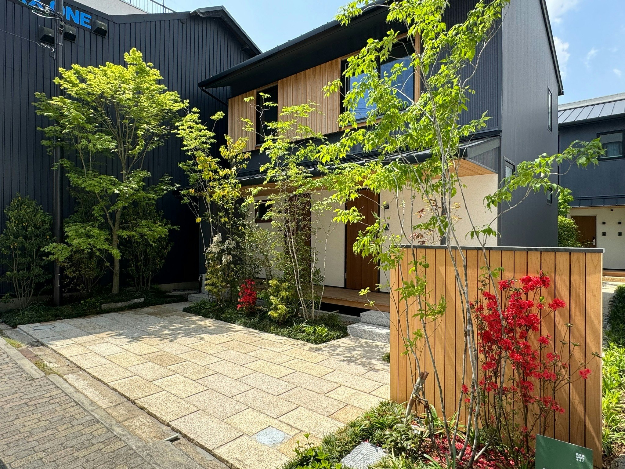 洲本の城下町に建つ宿泊施設。旧市街地に住むように泊まり、歩いて出会う自然・風景・人・御食国の食。