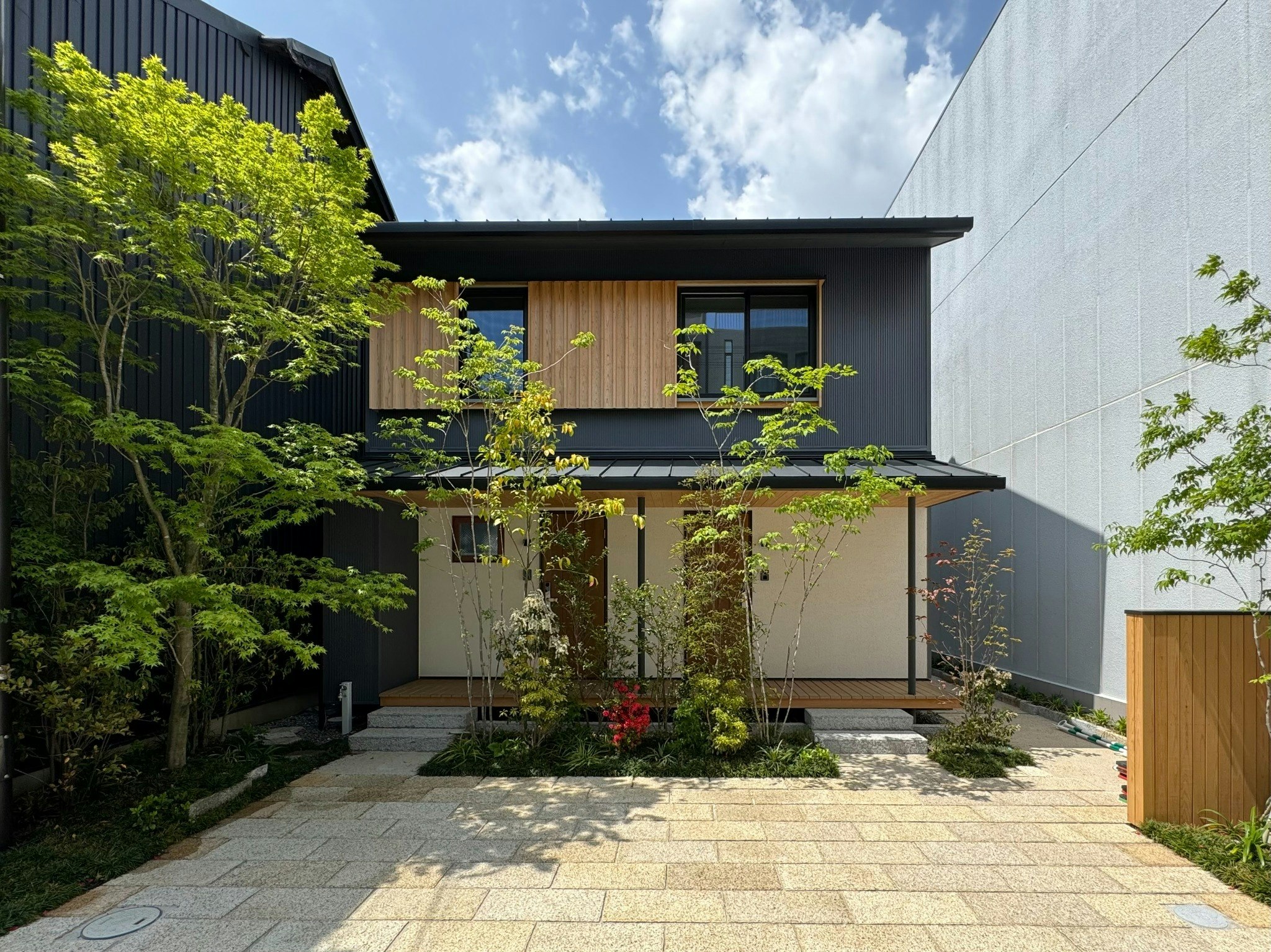 洲本の城下町に建つ宿泊施設。旧市街地に住むように泊まり、歩いて出会う自然・風景・人・御食国の食。
