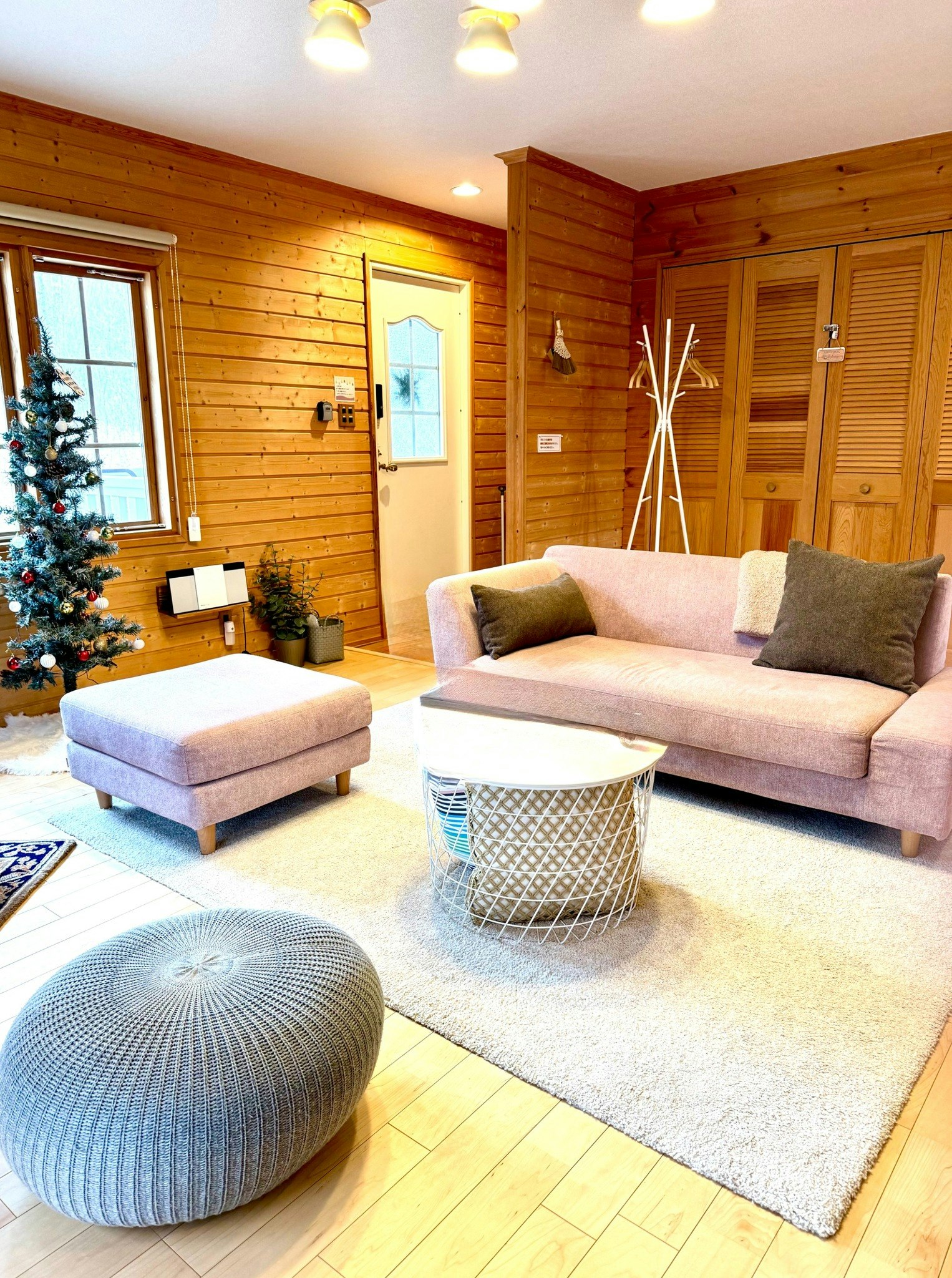 浅間山の麓で プライベートサウナや炭火BBQが楽しめる 真っ赤なフィンランドハウス