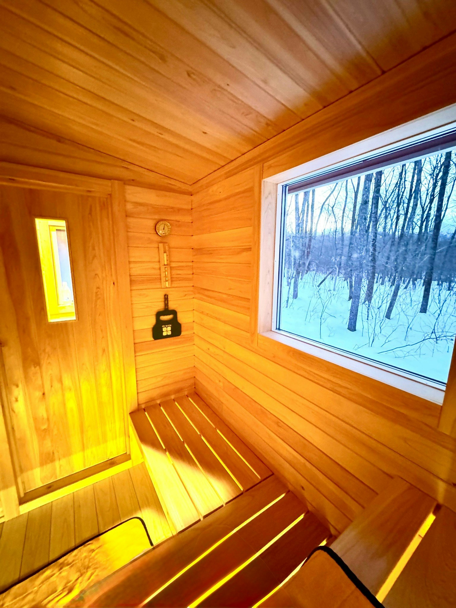 浅間山の麓で プライベートサウナや炭火BBQが楽しめる 真っ赤なフィンランドハウス